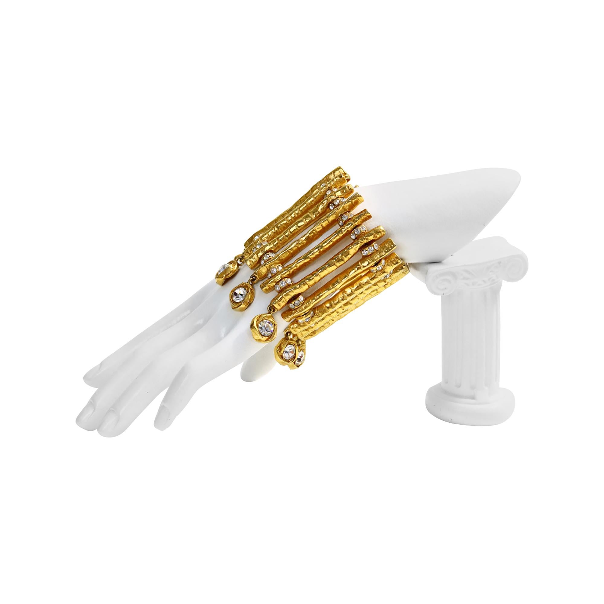 Pulsera vintage Christian Lacroix de oro con cristales colgantes Circa años 90 en venta 1