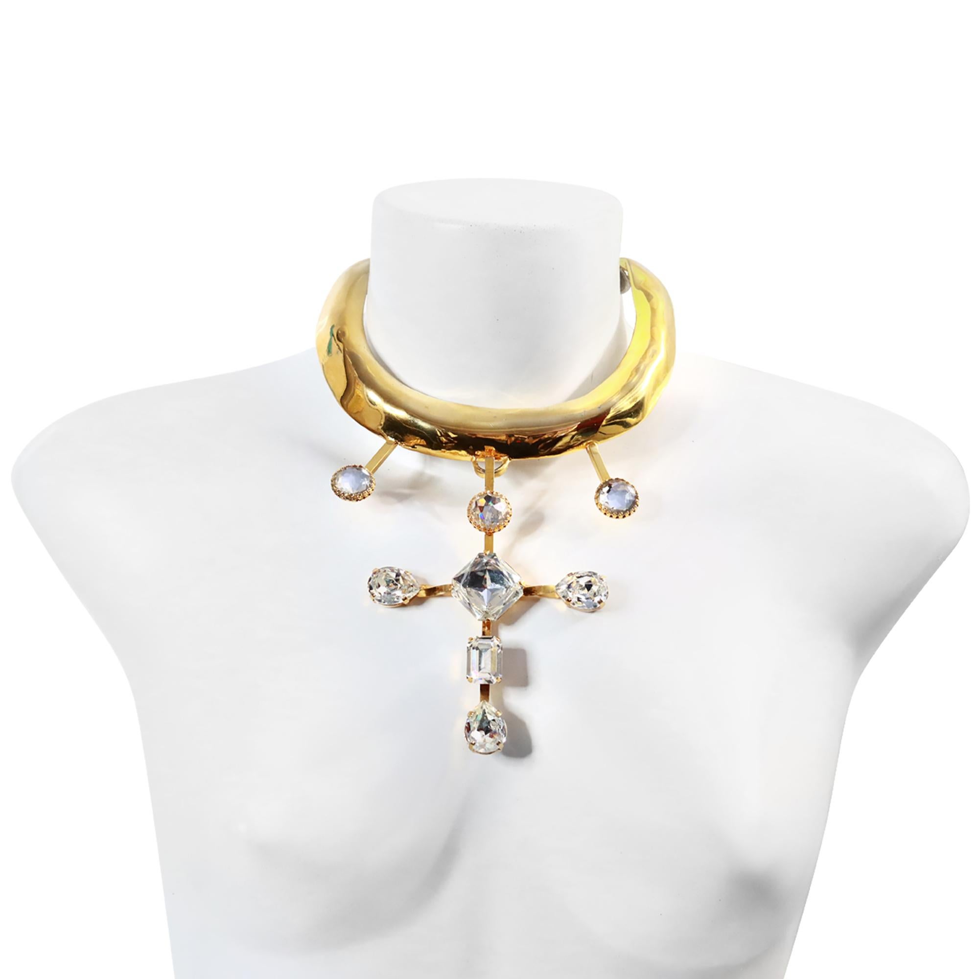 Christian Lacroix d'epoca, girocollo lungo con diamanti in oro, CIRCA anni '90. Questo splendido e ben realizzato girocollo, caratterizzato da una varietà di forme di cristallo, è davvero chic. Si stacca dal girocollo rigido d'oro, permettendoti di