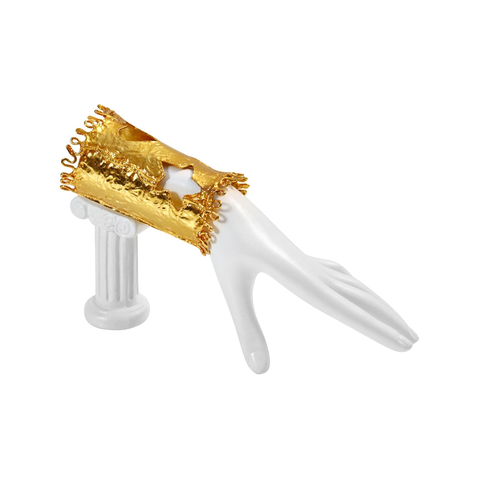 Vintage Christian Lacroix Gold Iconic Cutout Cuff, CIRCA 1990er Jahre im Zustand „Gut“ im Angebot in New York, NY