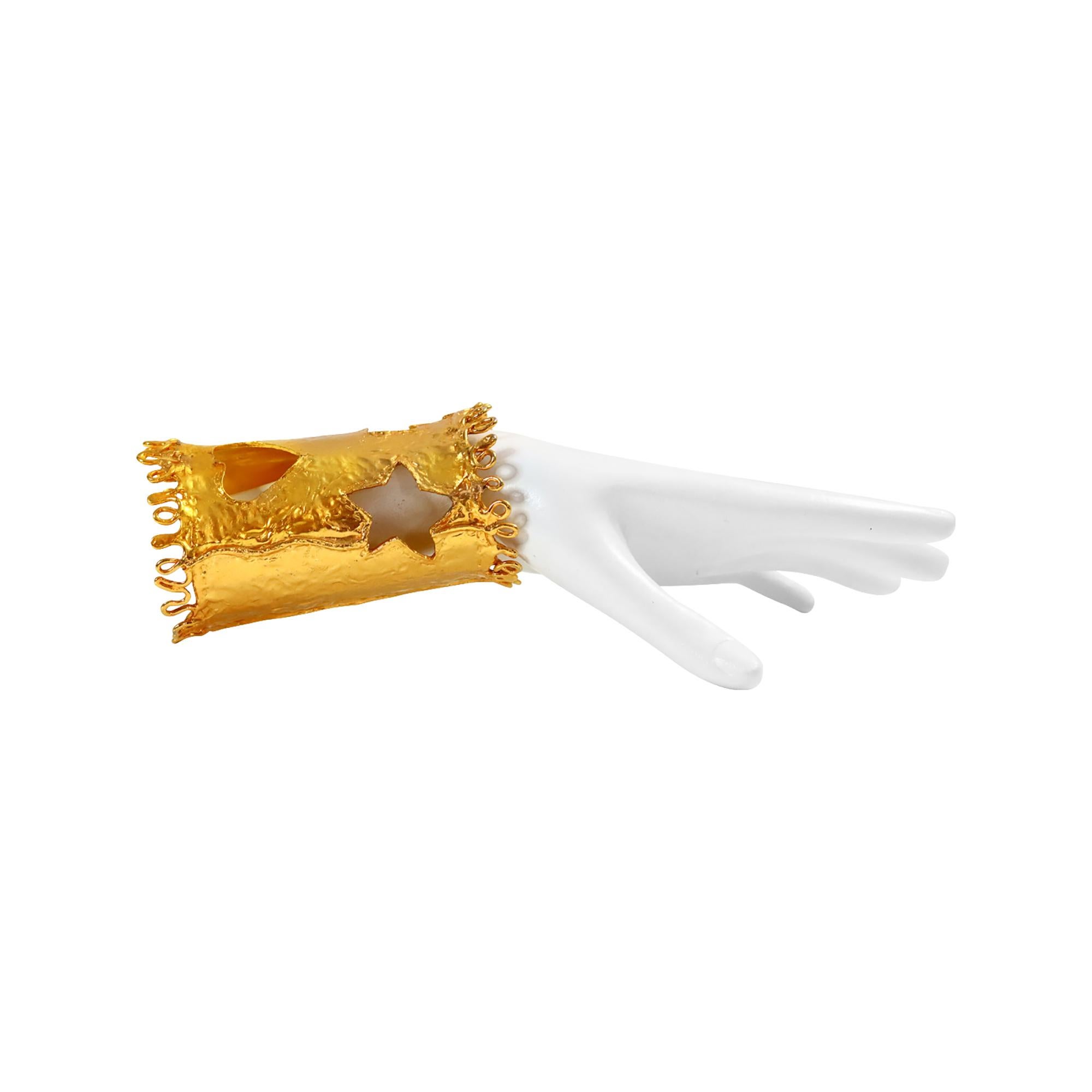 Vintage Christian Lacroix Gold Iconic Cutout Cuff, CIRCA 1990er Jahre für Damen oder Herren im Angebot