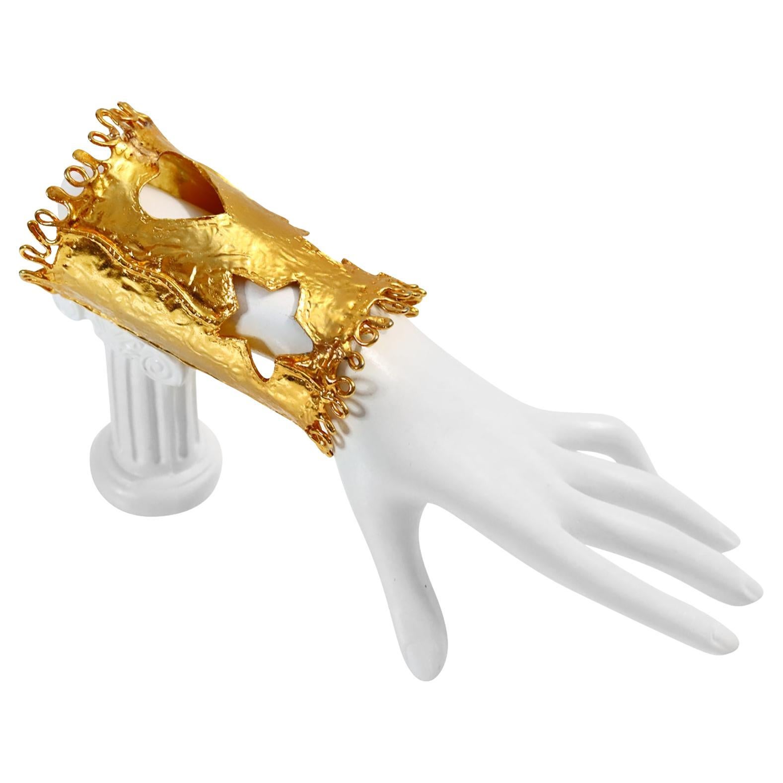 Vintage Christian Lacroix Gold Iconic Cutout Cuff, CIRCA 1990er Jahre