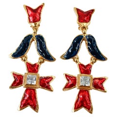 Boucles d
oreilles vintage Christian Lacroix or rouge, cristal bleu Circa 1990 Boucles d
oreilles vintage Christian Lacroix or rouge, cristal bleu Circa 1990