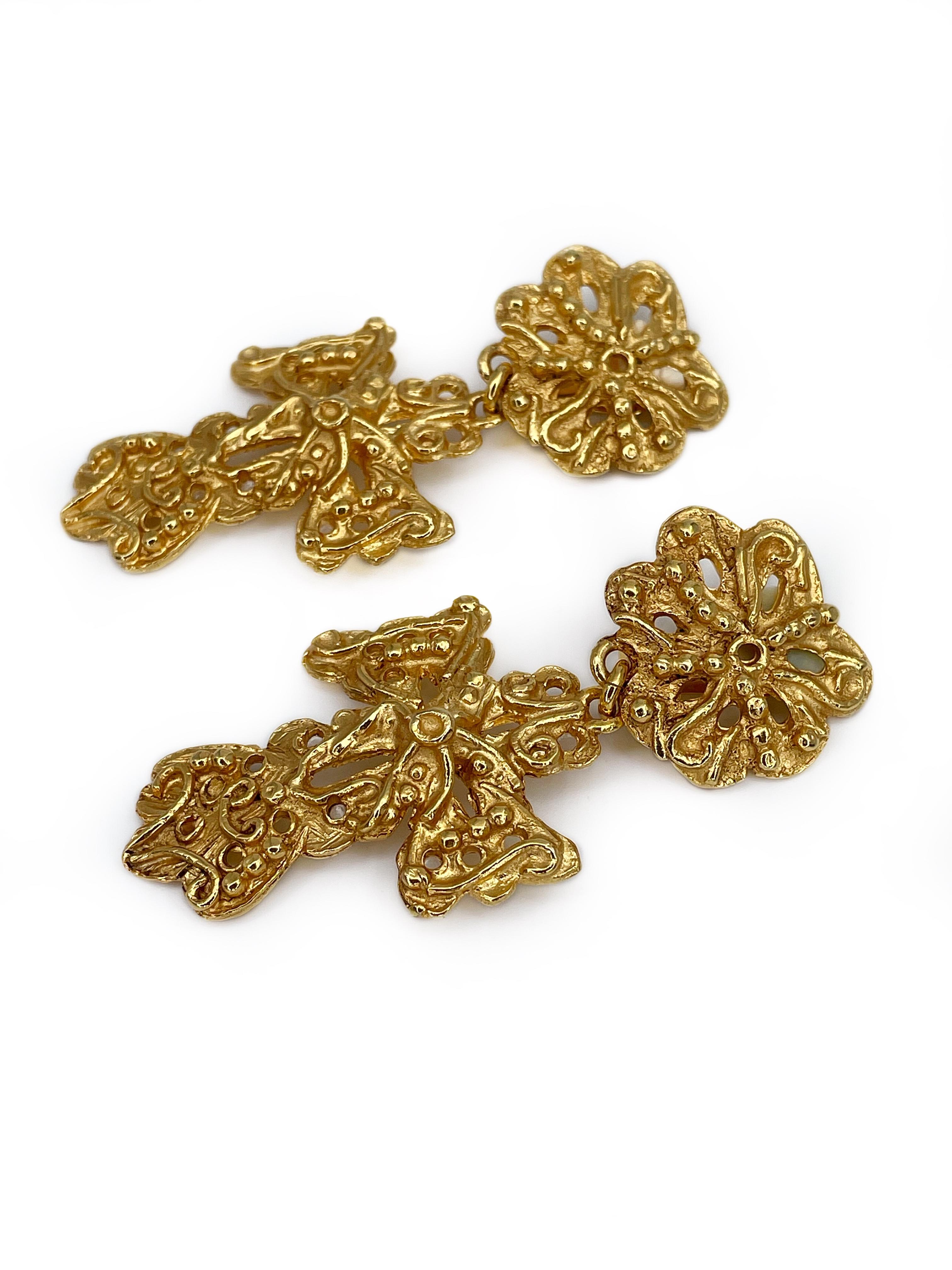 This is an iconic gold tone cross clip on earrings designed by Christian Lacroix. The piece is gold plated, highly decorated. It is made in 1980’s. 

Markings: “Christian Lacroix - CL - Made in France” (shown in photos).

Size: 7x3.2cm