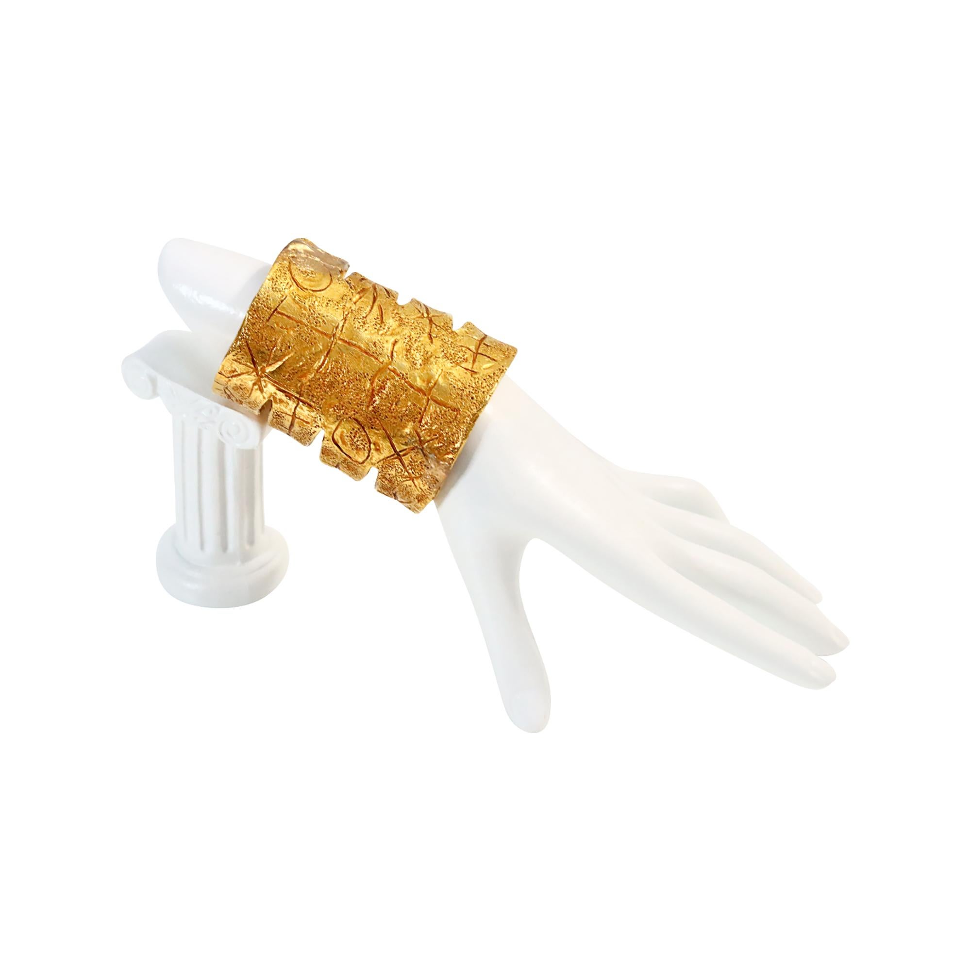 Brazalete vintage Christian Lacroix en tono dorado, circa años 90 Artista en venta