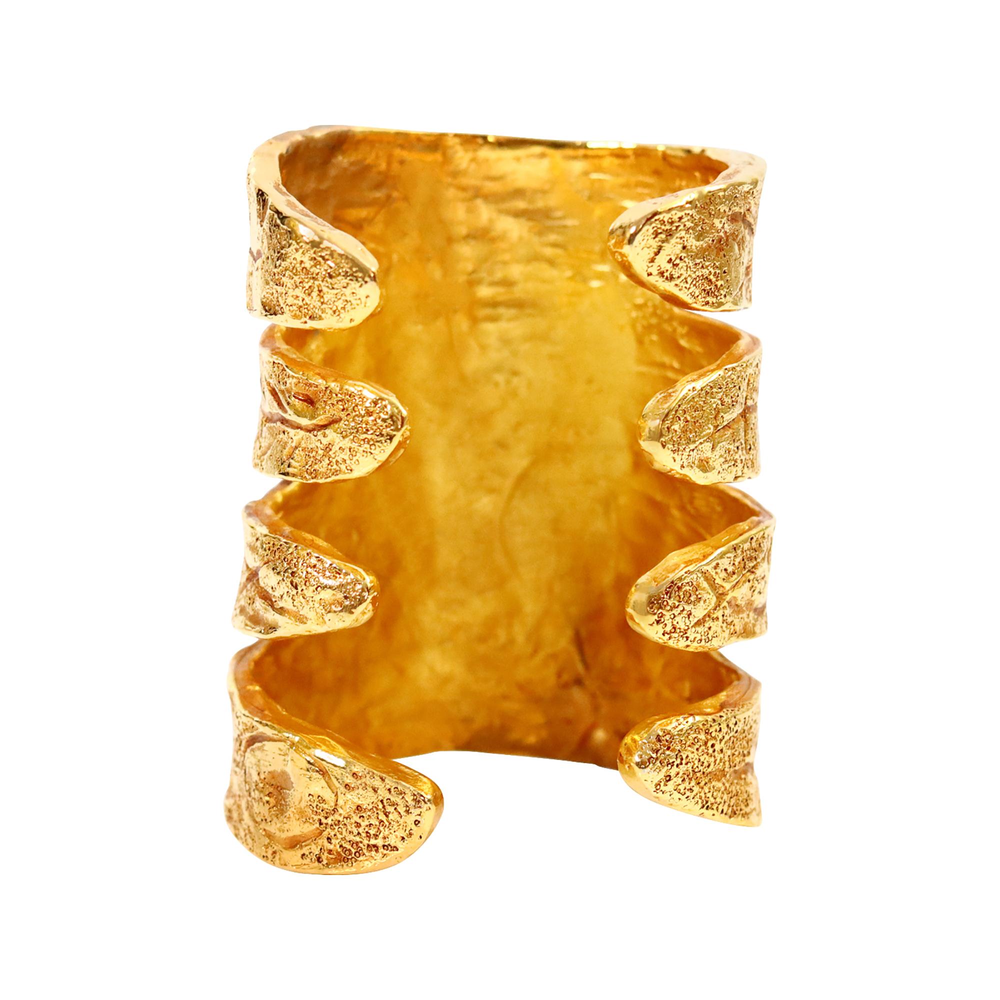 Brazalete vintage Christian Lacroix en tono dorado, circa años 90 en Bueno estado para la venta en New York, NY