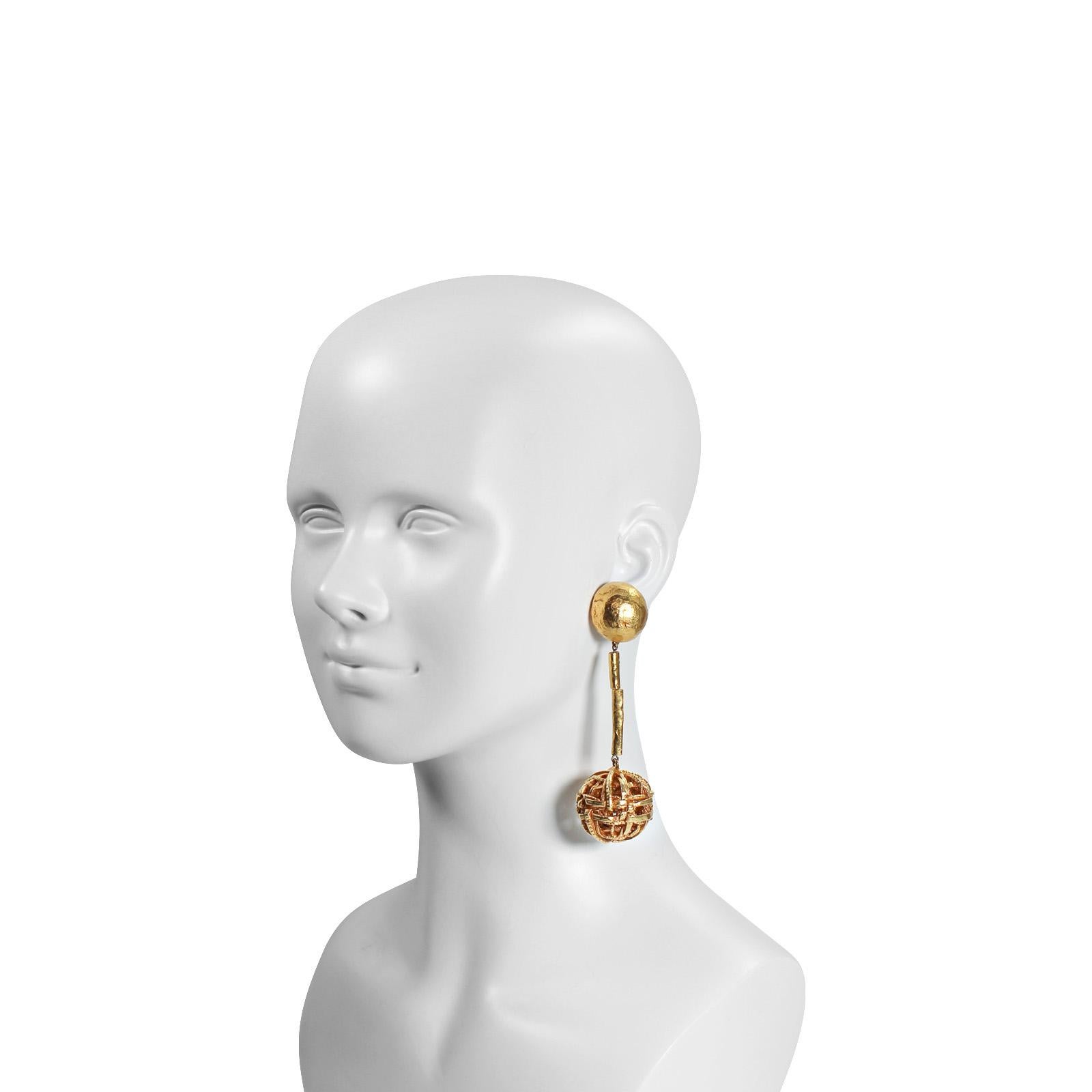 Boucle d'oreille Vintage Christian Lacroix en ton or avec 2 barres de métal qui peuvent être manipulées avec une boule attachée à l'extrémité.  Alors, Lacroix !
Ils sont très chics. Ils ont juste une apparence sans cri, mais quand vous les voyez sur