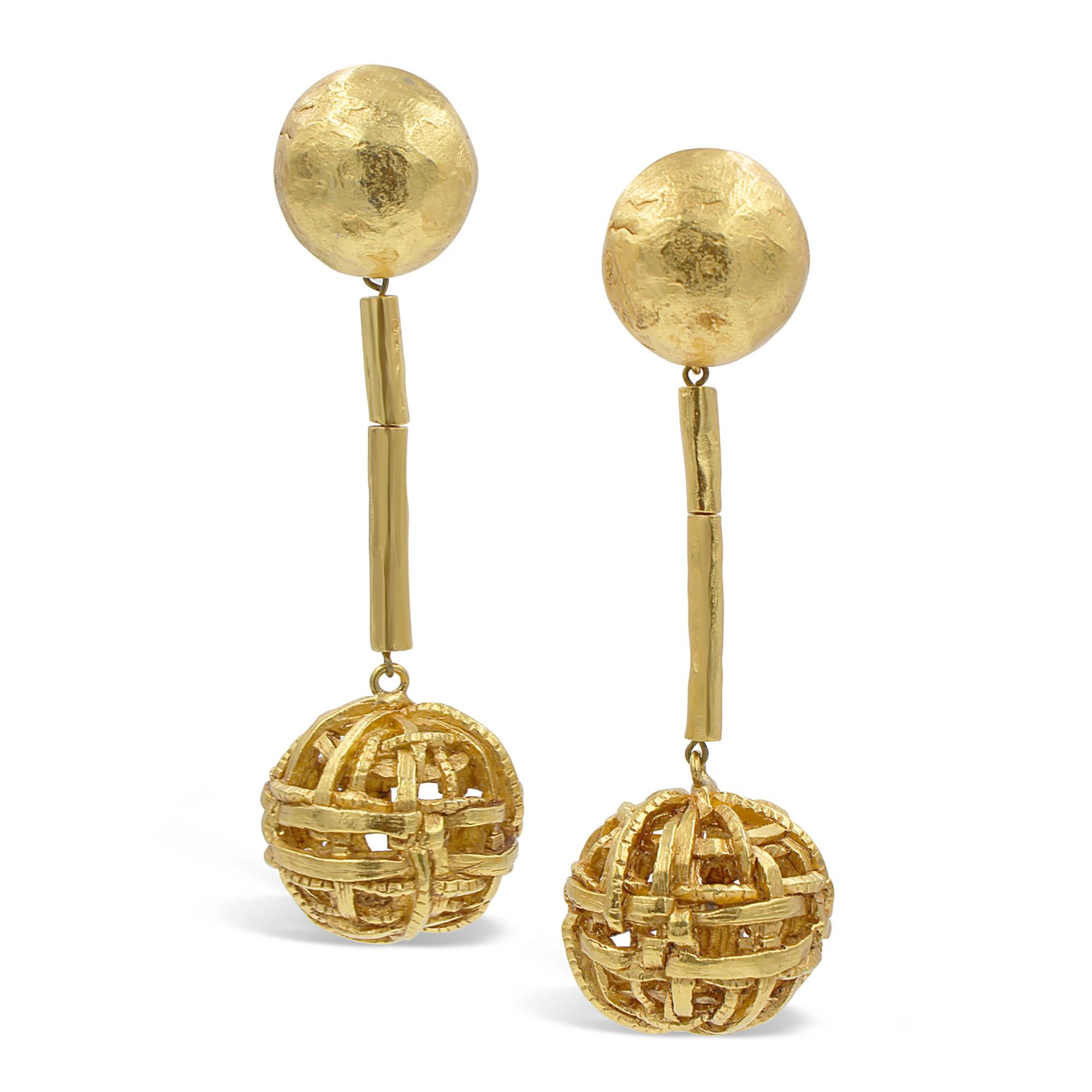 Pendiente Bola Colgante Vintage Christian Lacroix en Tono Dorado con 2 Barras de Metal Manipulables con Bola sujeta en el Extremo.  ¡Tan Lacroix!
Son muy chic. Tienen un aspecto sin gritar, pero cuando las ves puestas, vaya. Llévalos con el pelo