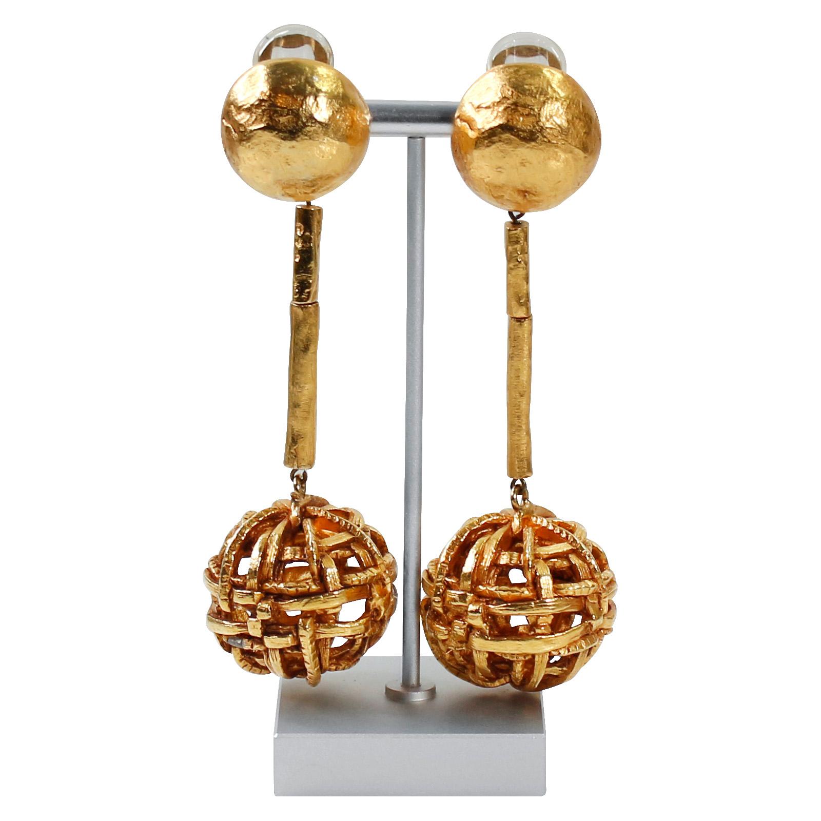 Artiste Boucles d'oreilles vintage Christian Lacroix Gold Tone Dangling Ball, Circa 1990s en vente