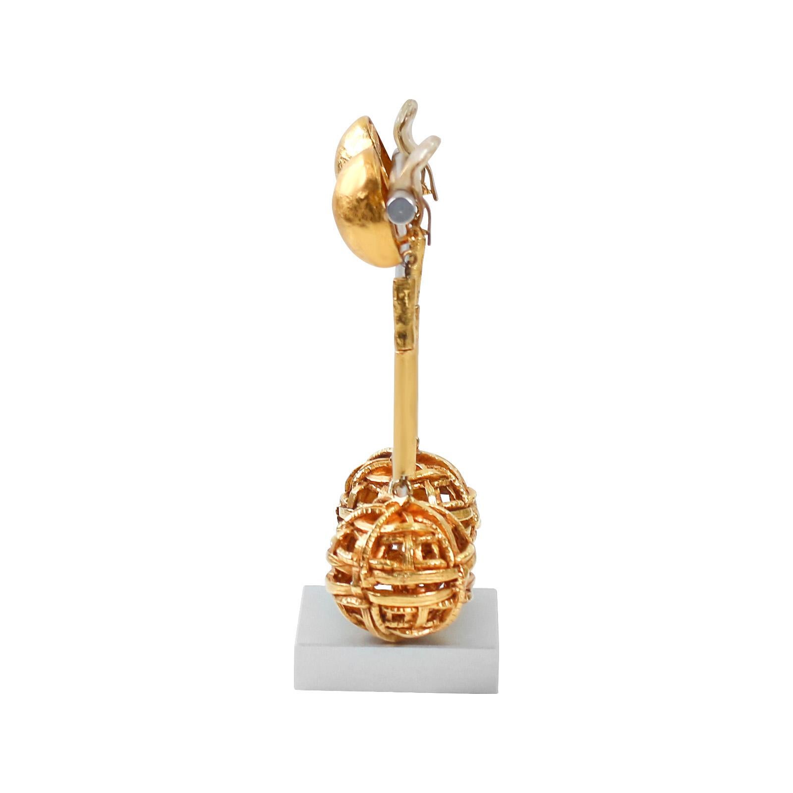 Boucles d'oreilles vintage Christian Lacroix Gold Tone Dangling Ball, Circa 1990s Bon état - En vente à New York, NY