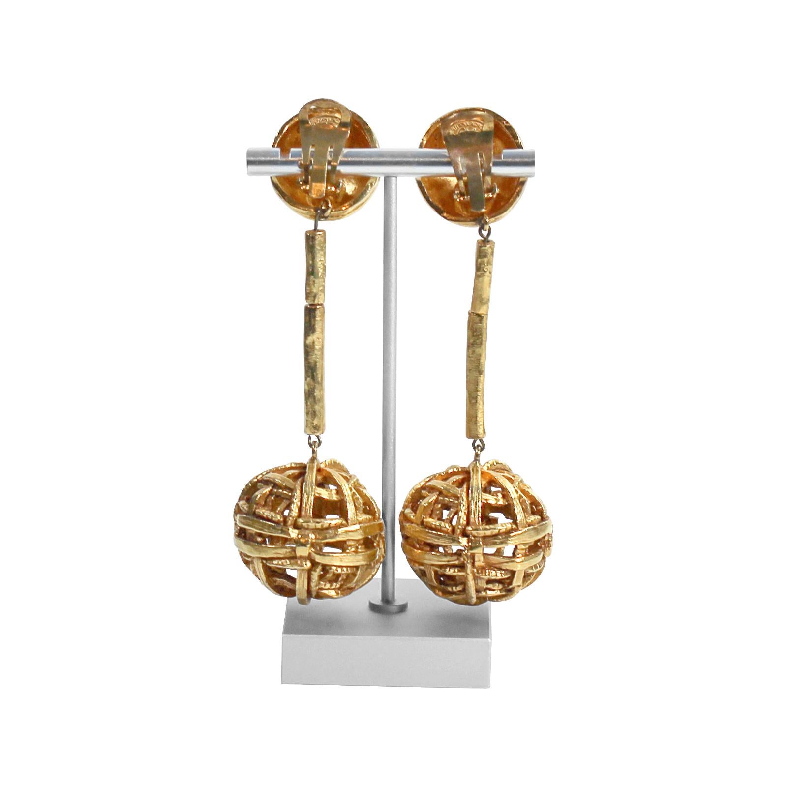 Boucles d'oreilles vintage Christian Lacroix Gold Tone Dangling Ball, Circa 1990s Pour femmes en vente
