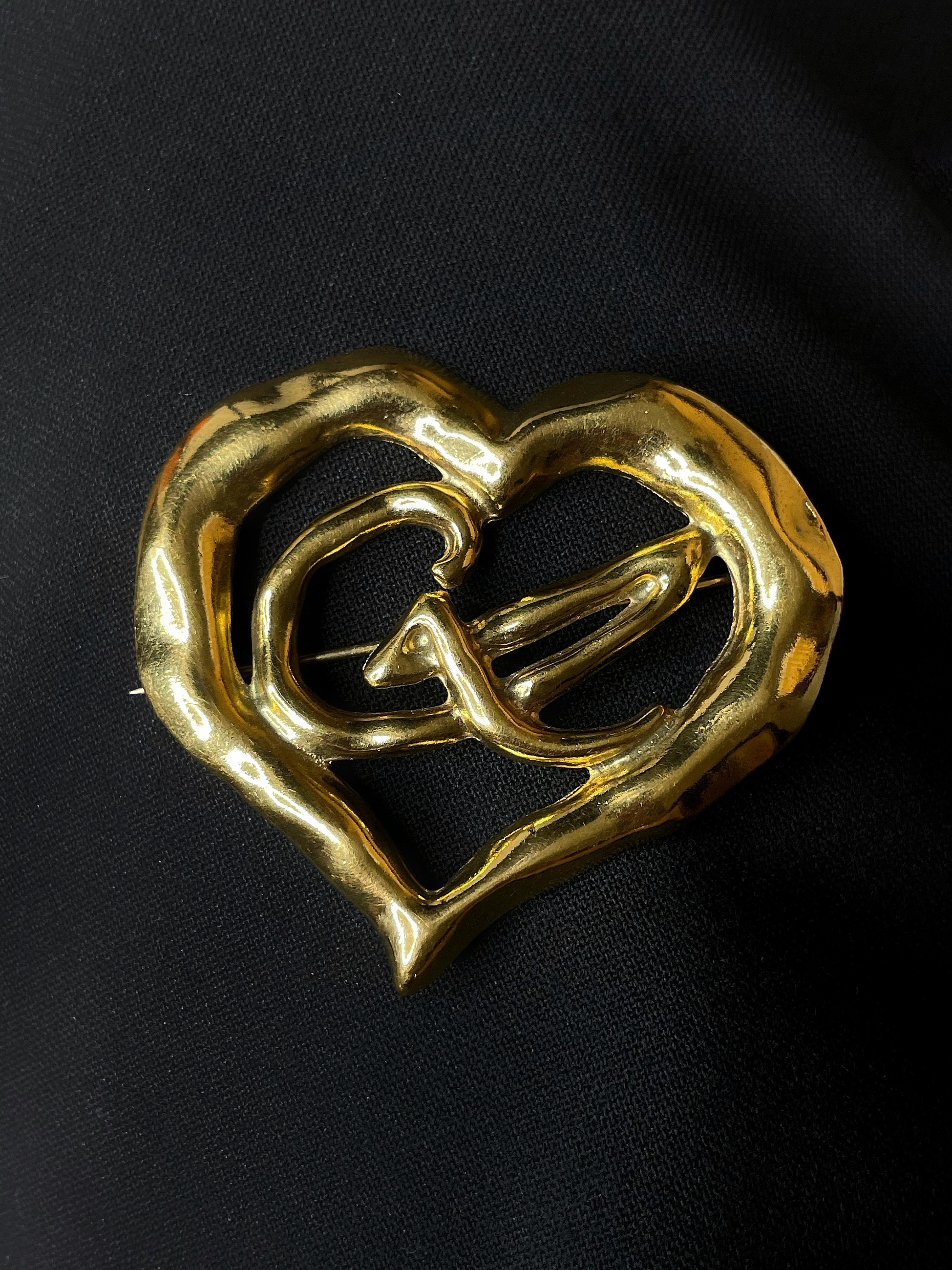 1990s Vintage Christian Lacroix Gold Tone Openwork Heart Pin Brooch In Good Condition In Vilnius, LT