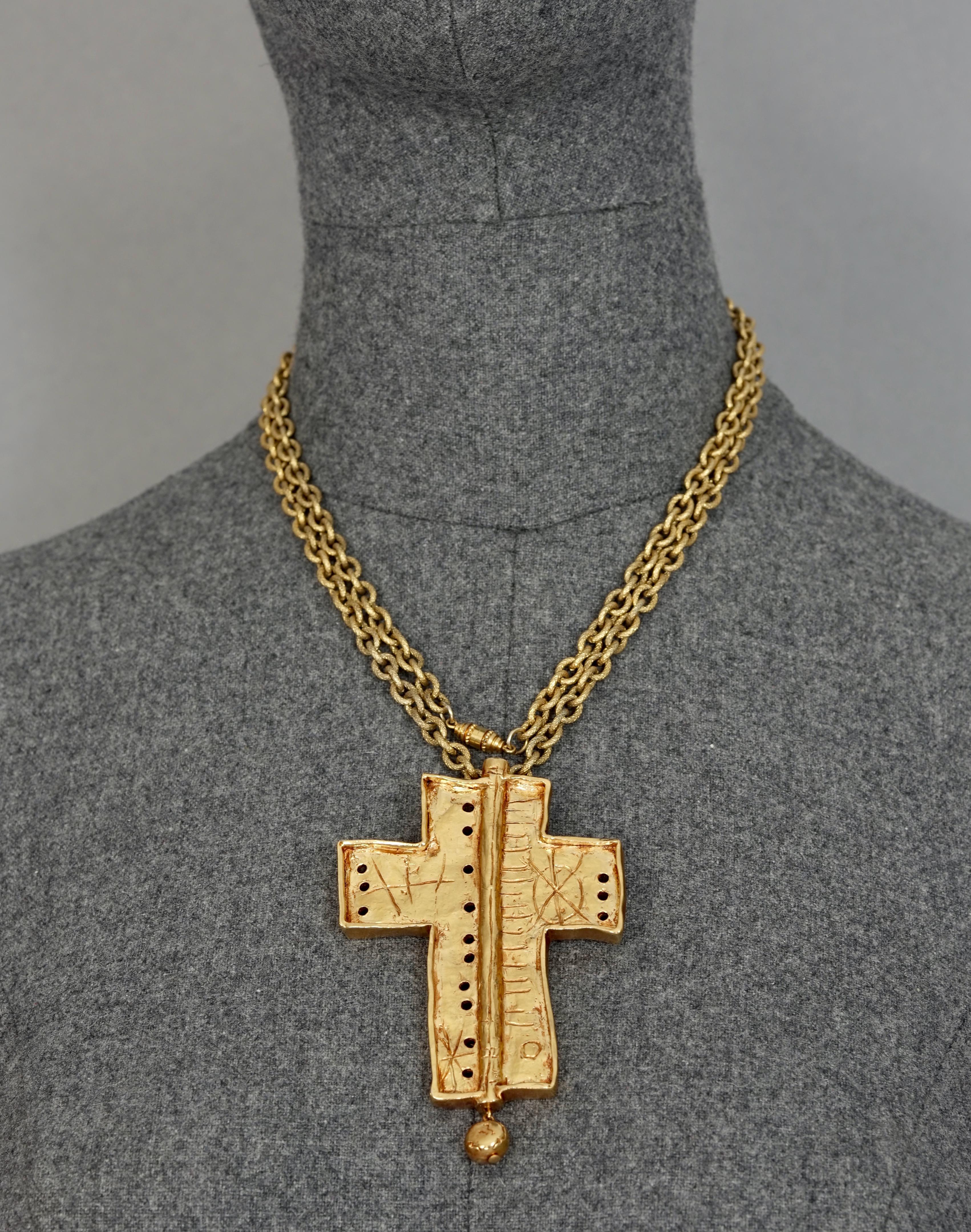 Vintage CHRISTIAN LACROIX Graffiti Cross Brooch Pendant Necklace

Measurements:
Height : 3.74 inches (9.5 cm)
Width: 2.87 inches (7.3 cm)

Features:
- 100% Authentic CHRISTIAN LACROIX.
- Chain necklace with textured cross pendant brooch with