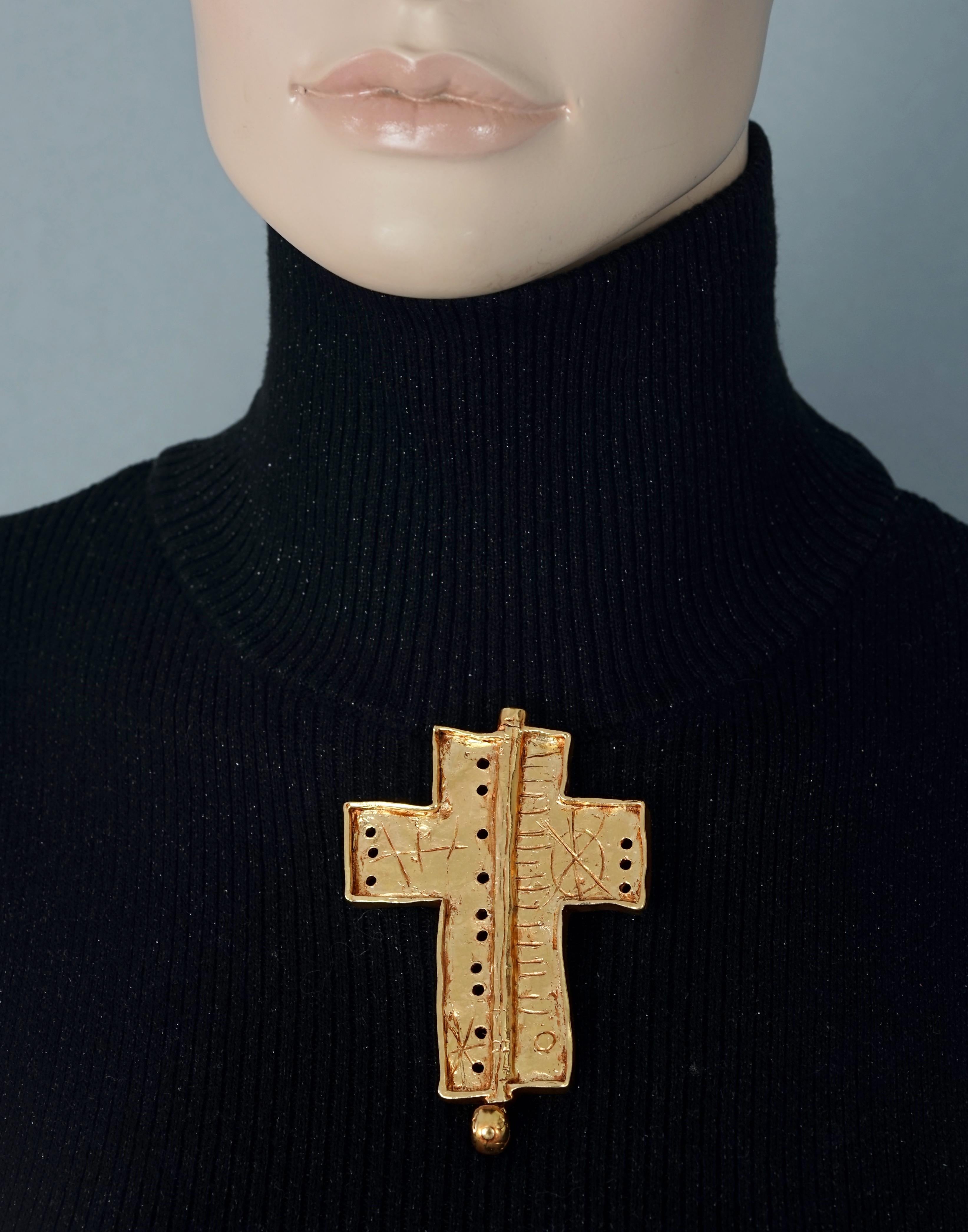 Vintage CHRISTIAN LACROIX Graffiti Cross Brooch Pendant Necklace In Excellent Condition In Kingersheim, Alsace