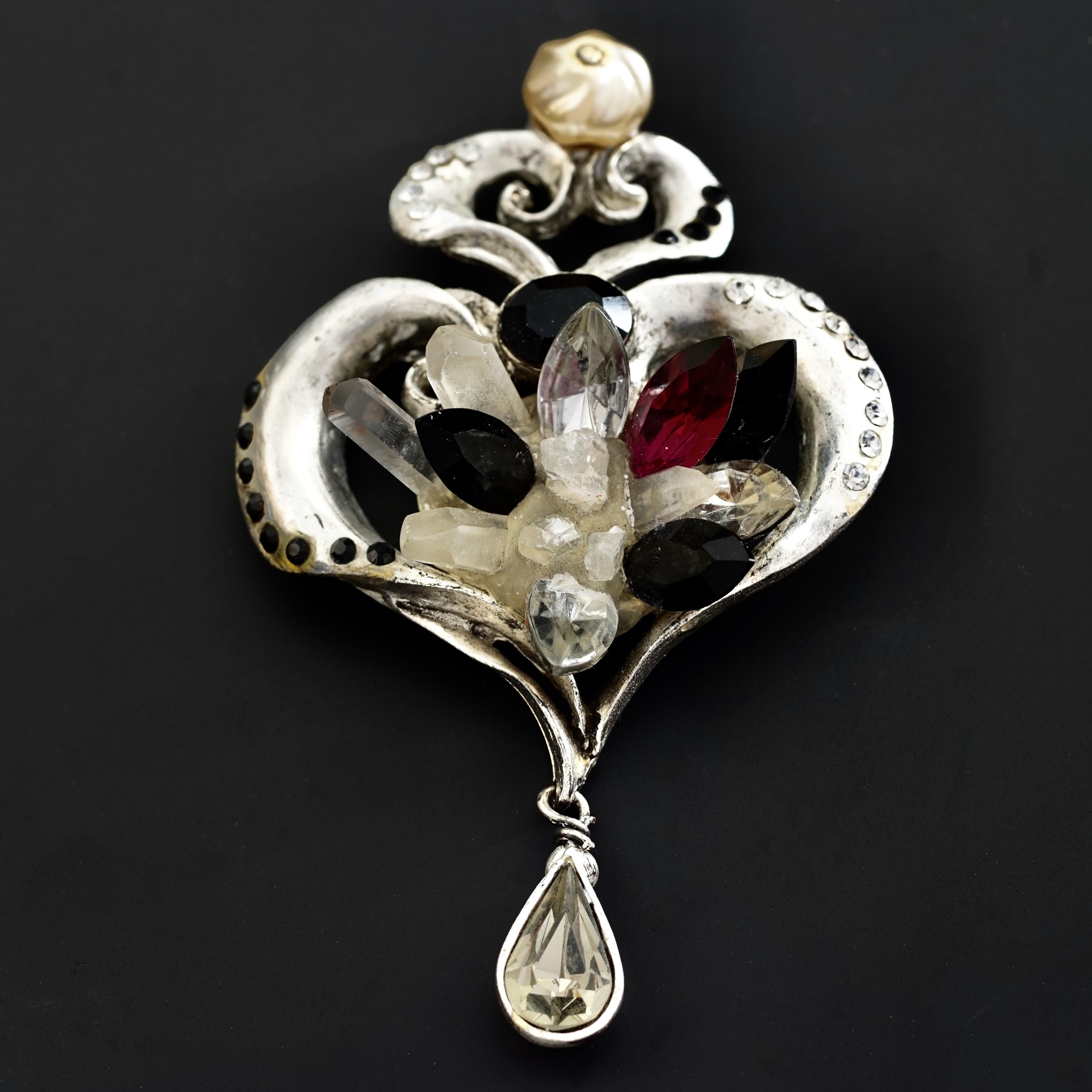 Vintage CHRISTIAN LACROIX Heart Jewelled Crystal Quartz Brooch In Good Condition For Sale In Kingersheim, Alsace