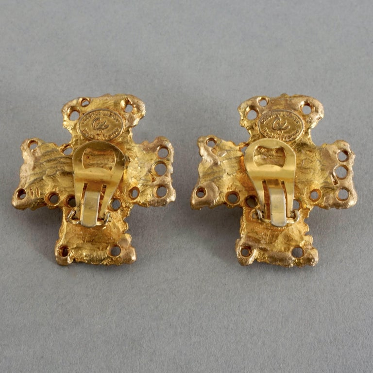 CHRISTIAN LACROIX Boucles d'oreilles vintage en forme de croix texturée  avec symboles emblématiques En vente sur 1stDibs