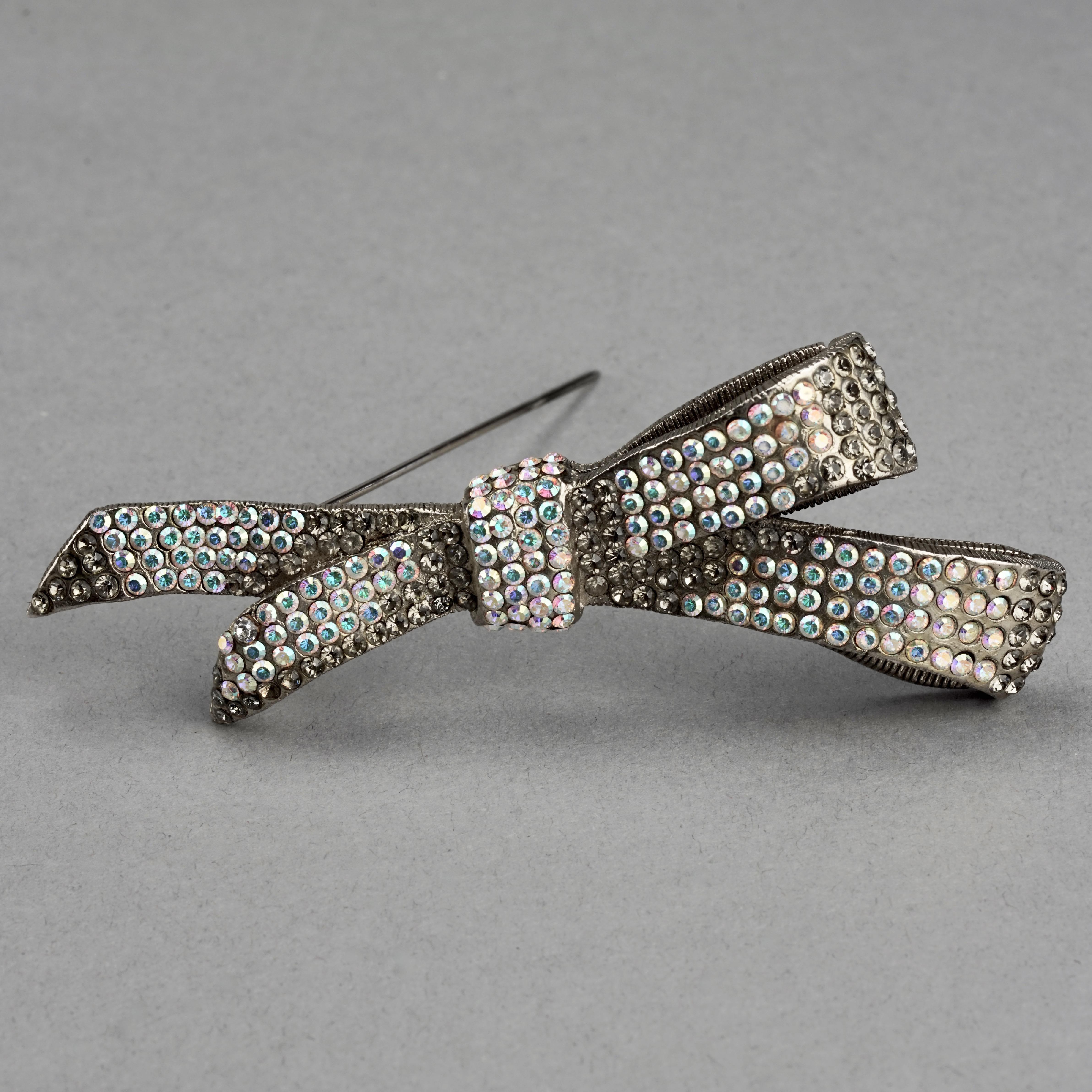 Vintage CHRISTIAN LACROIX Iridescent Jewelled Bow Patinated Brooch In Excellent Condition For Sale In Kingersheim, Alsace