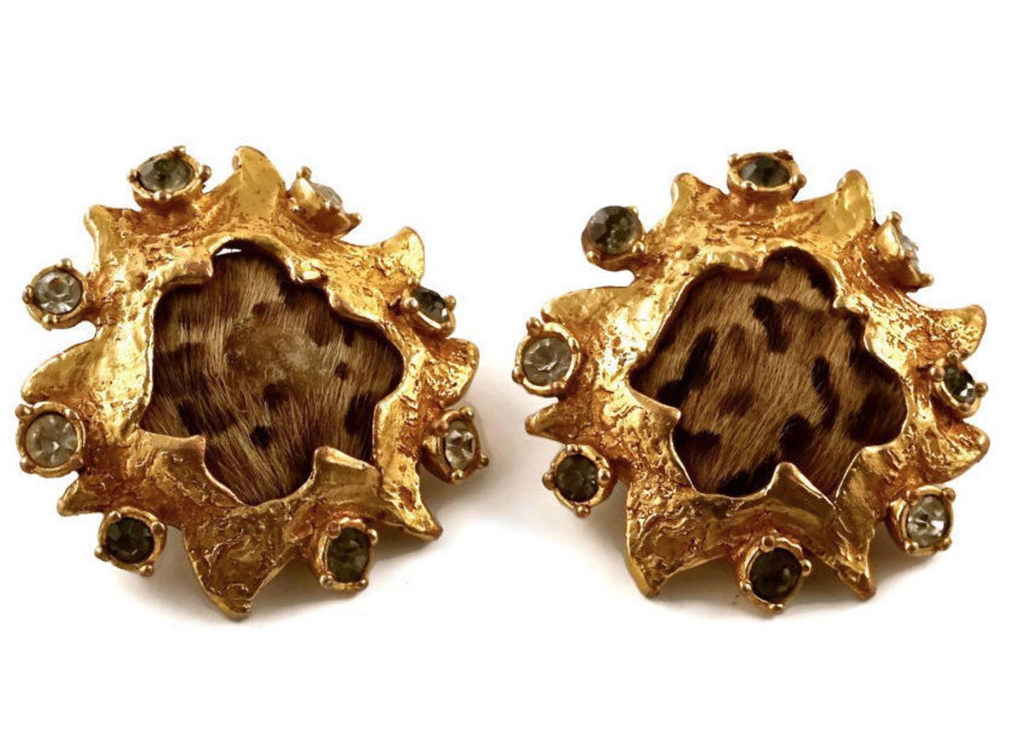 Vintage CHRISTIAN LACROIX Leopard Pony Hair Baroque Earrings

Measurements:
Height: 1 7/8 inches (4.76 cm)
Width: 1 6/8 inches (4.44 cm)

Features:
- 100% Authentic CHRISTIAN LACROIX.
- Baroque style earrings with clear and gray rhinestones.
-