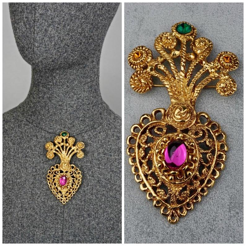 Vintage CHRISTIAN LACROIX Limited Edition NOEL 1990 Baroque Jewelled Heart Brooch

Measurements:
Height: 3.94 inches (10 cm)
Width: 2.12 inches (5.4 cm)

Features:
- 100% Authentic CHRISTIAN LACROIX.
- RARE and limited edition from NOEL 1990