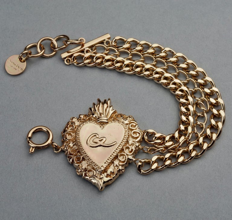 CHRISTIAN LACROIX LOGO Bracelet à trois chaînes vintage à breloques en  forme de cœur flamboyant En vente sur 1stDibs