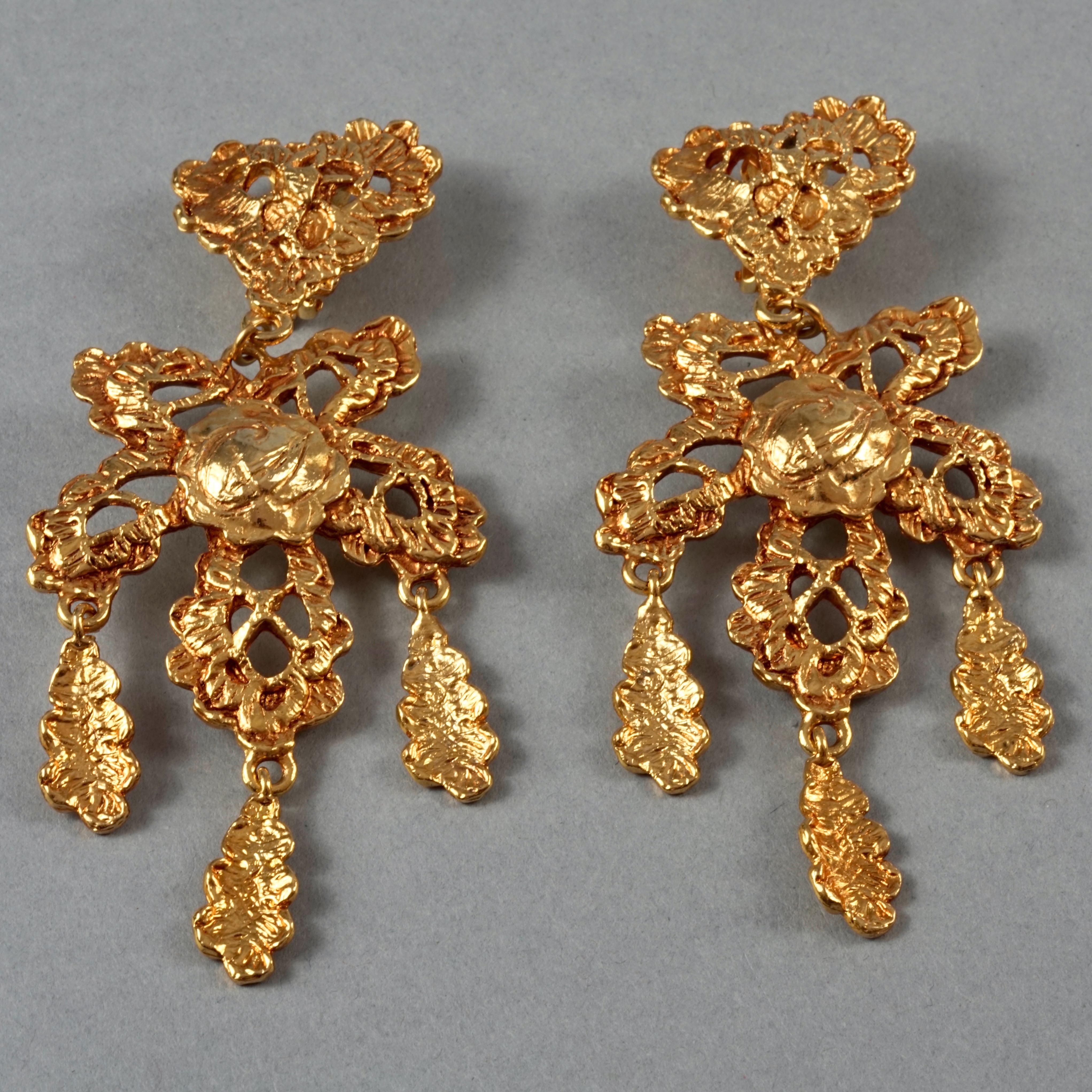 Vintage CHRISTIAN LACROIX Logo Lace Heart Flower Dangling Earrings In Excellent Condition In Kingersheim, Alsace