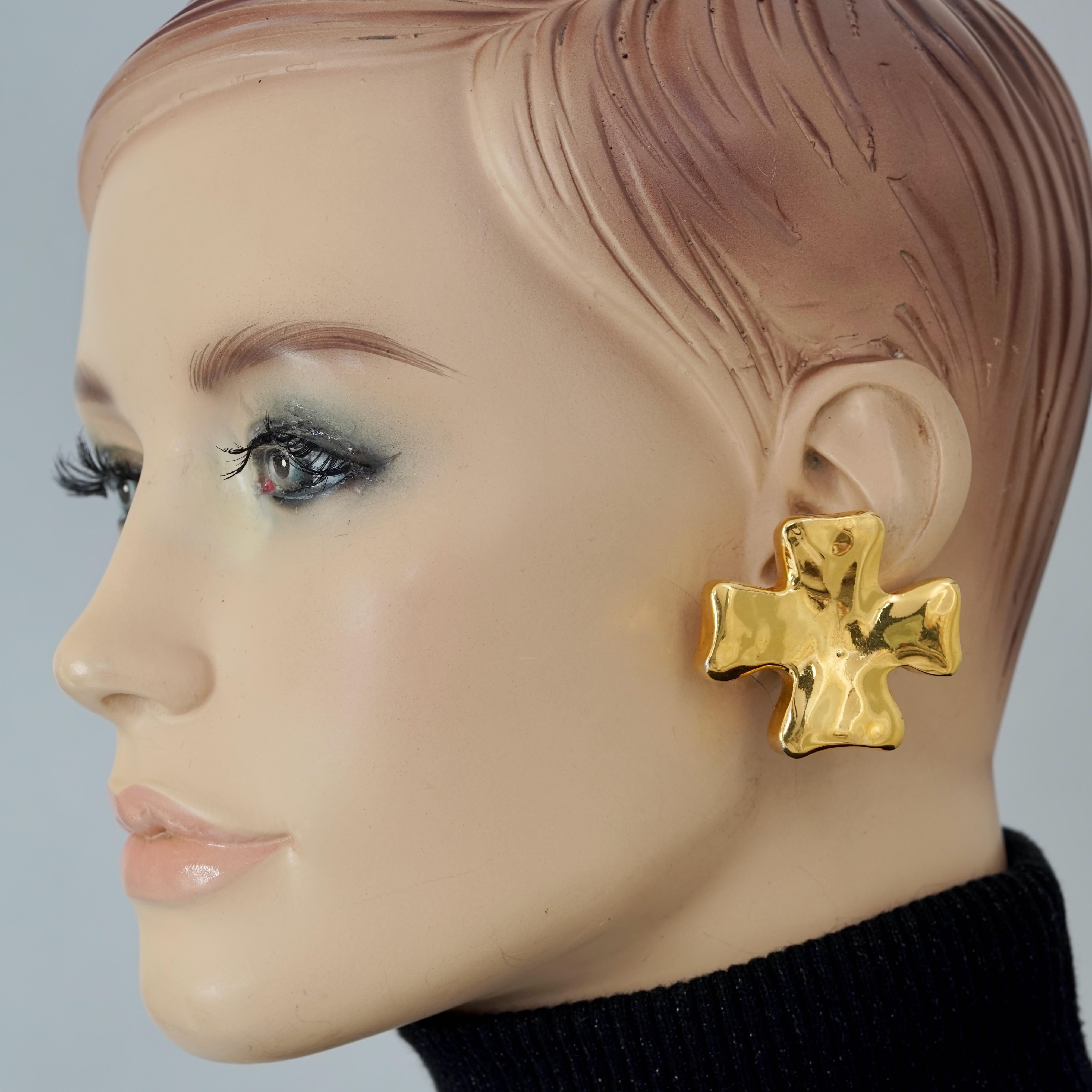 Vintage CHRISTIAN LACROIX Massive Cross Gold Earrings

Measurements:
Height: 1.57 inches (4 cm)
Width: 1.73 inches (4.4 cm)
Weight per Earring: 15 grams

Features:
- 100% Authentic CHRISTIAN LACROIX.
- Massive and lightweight cross earrings.
- Clip