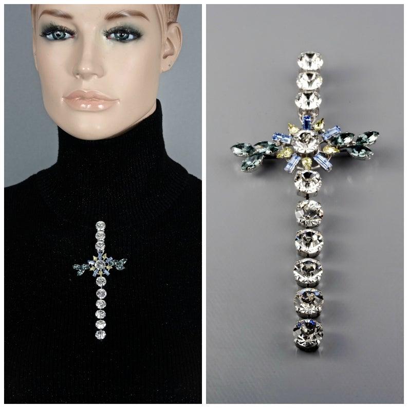 Vintage CHRISTIAN LACROIX Massive Rhinestone Cross Pendant Brooch

Measurements:
Height: 4.92 inches (12.5 cm)
Width: 2.16 inches (5.5 cm)

Features:
- 100% Authentic CHRISTIAN LACROIX.
- Massive and articulated rhinestone cross pendant/ brooch.
-