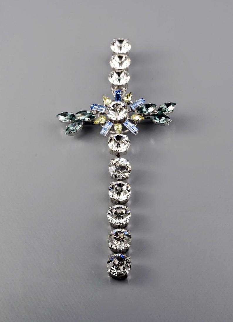 Vintage CHRISTIAN LACROIX Massive Rhinestone Cross Pendant Brooch In Excellent Condition In Kingersheim, Alsace