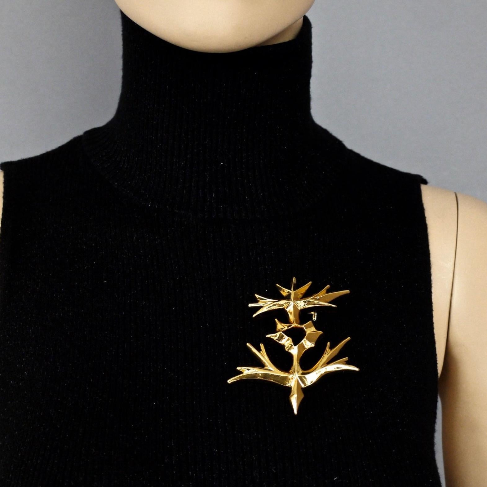 Vintage CHRISTIAN LACROIX Modernist Anchor Brooch

Measurements:
Height: 3.22 inches (8.2 cm)
Width: 2.67 inches (6.8 cm)

Features:
- 100% Authentic CHRISTIAN LACROIX.
- Modernist anchor brooch.
- Gold tone.
- Signed Christian Lacroix CL Made in