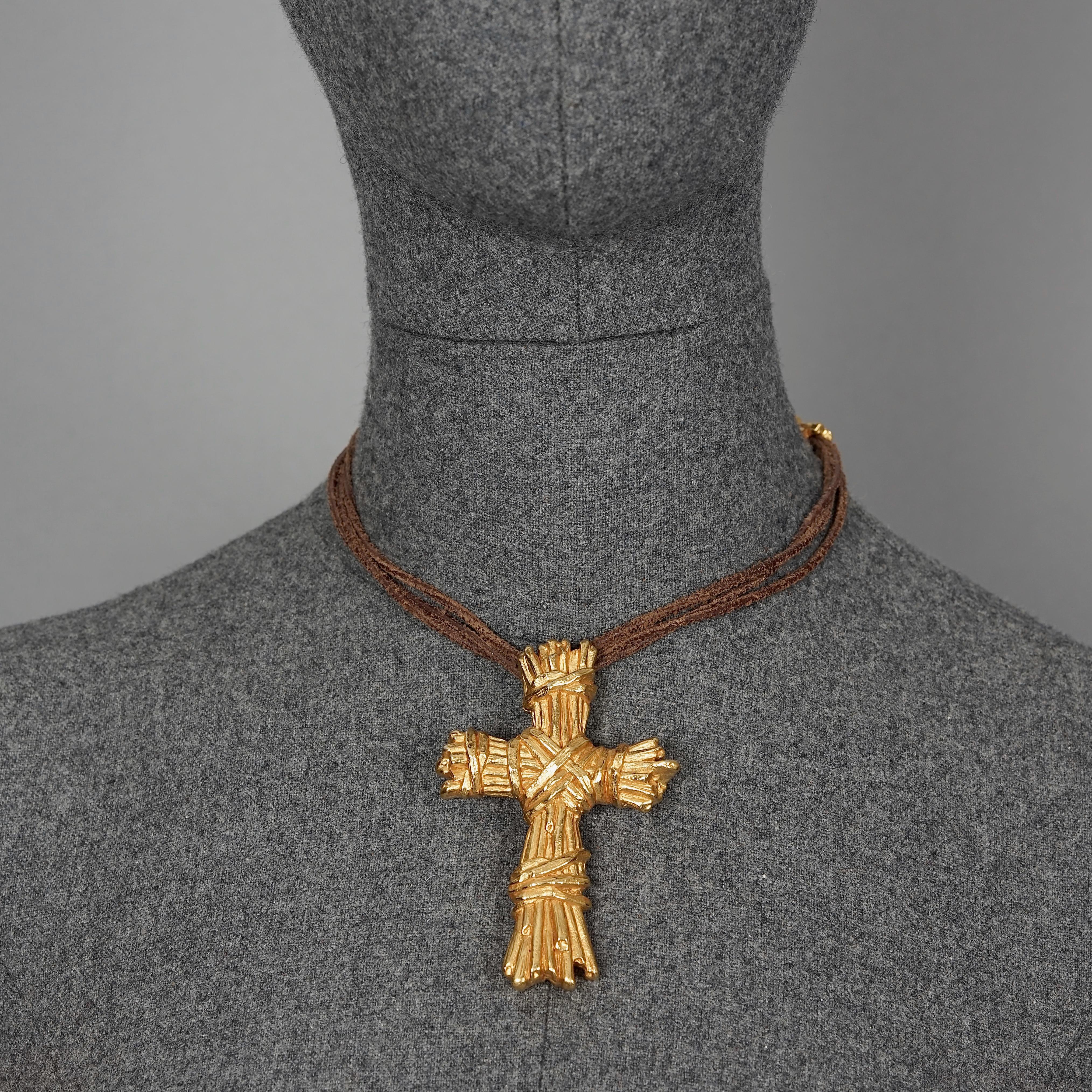 Vintage CHRISTIAN LACROIX Ribbed Textured Cross Leather Strap Necklace

Measurements:
Height : 3.27 inches (8.3 cm)
Width: 2.20 inches (5.6 cm)
Wearable Length: 14.96 inches to 16.14 inches (38 cm to 41 cm)

Features:
- 100% Authentic CHRISTIAN