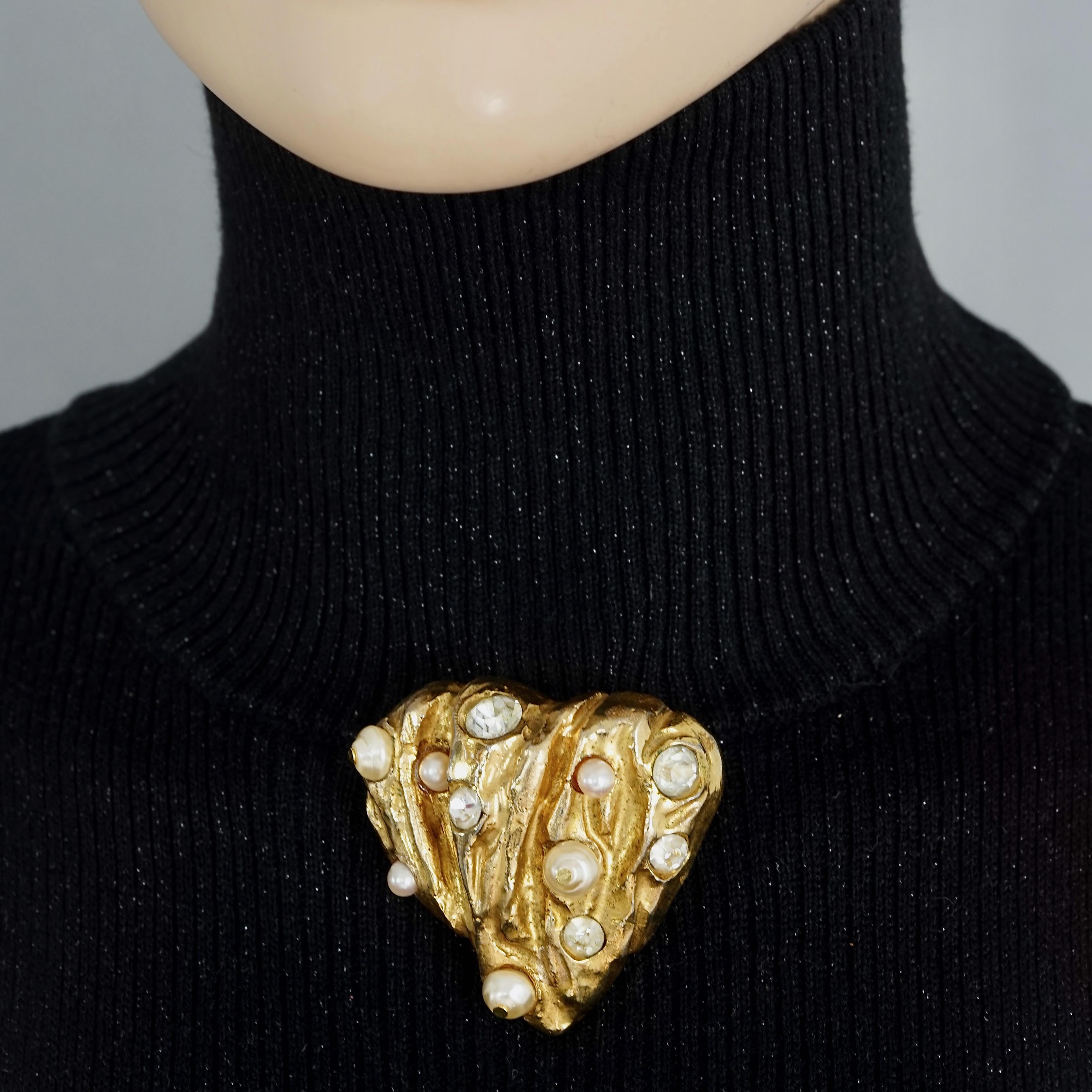 Vintage CHRISTIAN LACROIX Textured Heart Pearl Rhinestone Brooch

Measurements:
Height: 2 inches (5.1 cm)
Width: 2.16 inches (5.5 cm)

Features:
- 100% Authentic CHRISTIAN LACROIX.
- Gold textured and sculptured heart brooch.
- Embellished with
