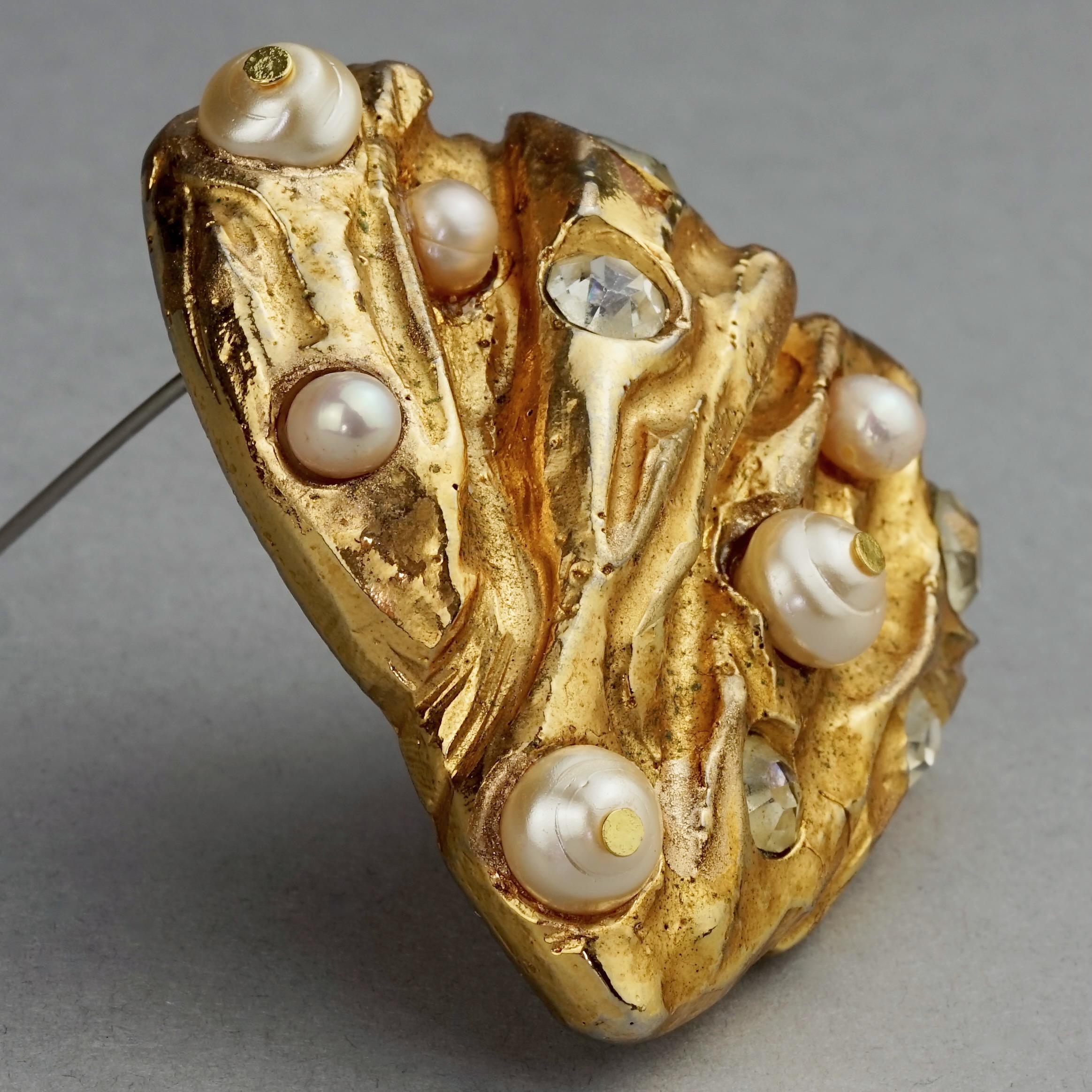 Vintage CHRISTIAN LACROIX Textured Heart Pearl Rhinestone Brooch In Good Condition For Sale In Kingersheim, Alsace