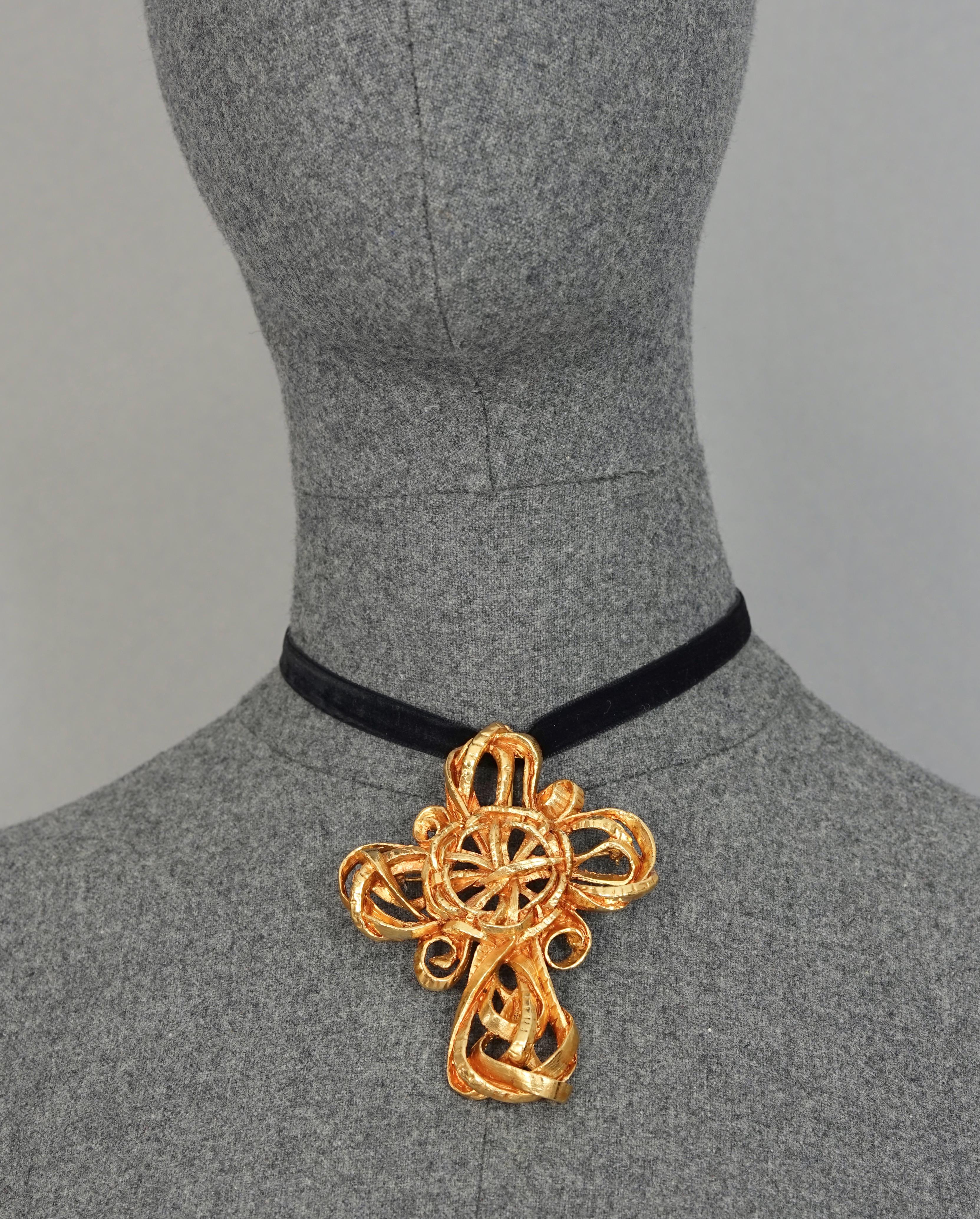 Vintage CHRISTIAN LACROIX Torsade Cross Pendant Brooch

Measurements:
Height : 3.54 inches (9 cm)
Width: 2.75 inches (7 cm)

Features:
- 100% Authentic CHRISTIAN LACROIX.
- Chunky cross brooch/ pendant in torsade pattern.
- Could be used as a brooch