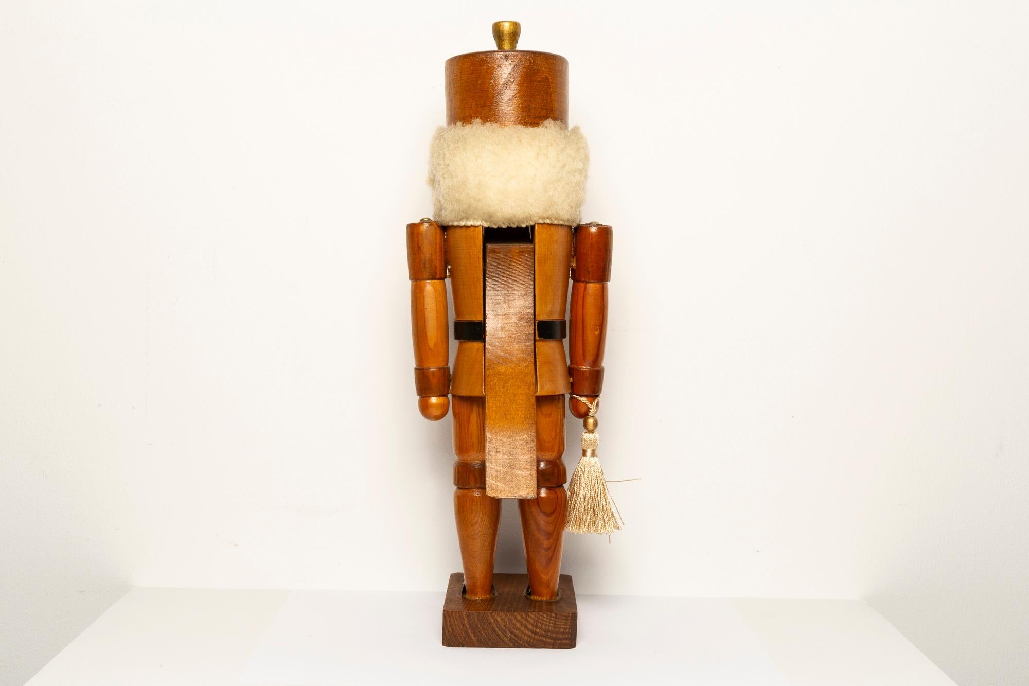Vintage Christmas Big Nutcracker, Holz, Erzgebirge, Deutschland, 1970 im Angebot 4
