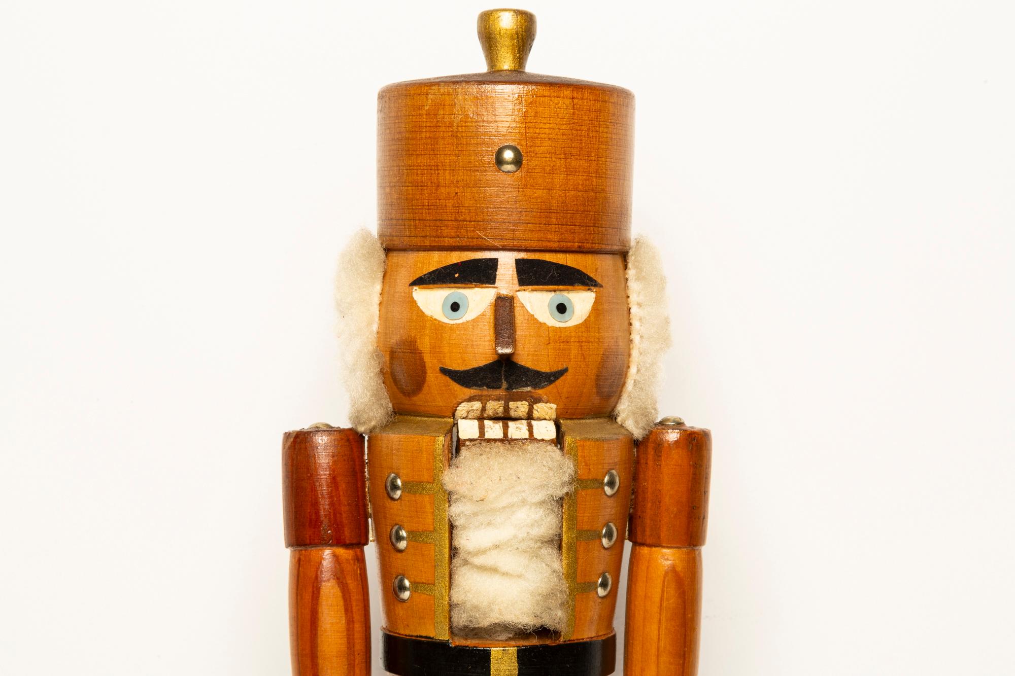 Vintage Christmas Big Nutcracker, Holz, Erzgebirge, Deutschland, 1970 im Angebot 7