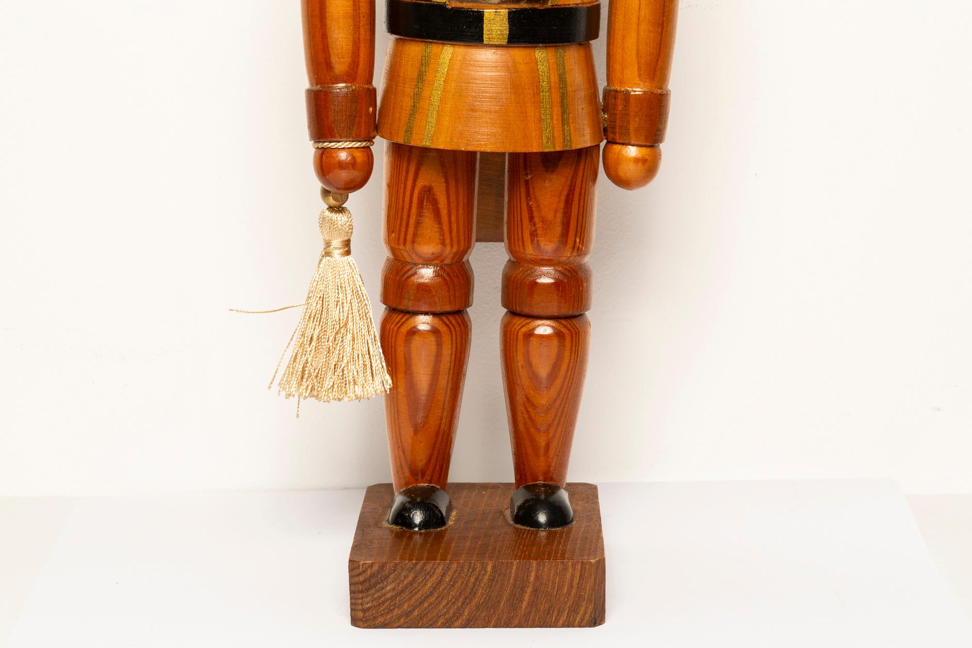 Vintage Christmas Big Nutcracker, Holz, Erzgebirge, Deutschland, 1970 im Angebot 8