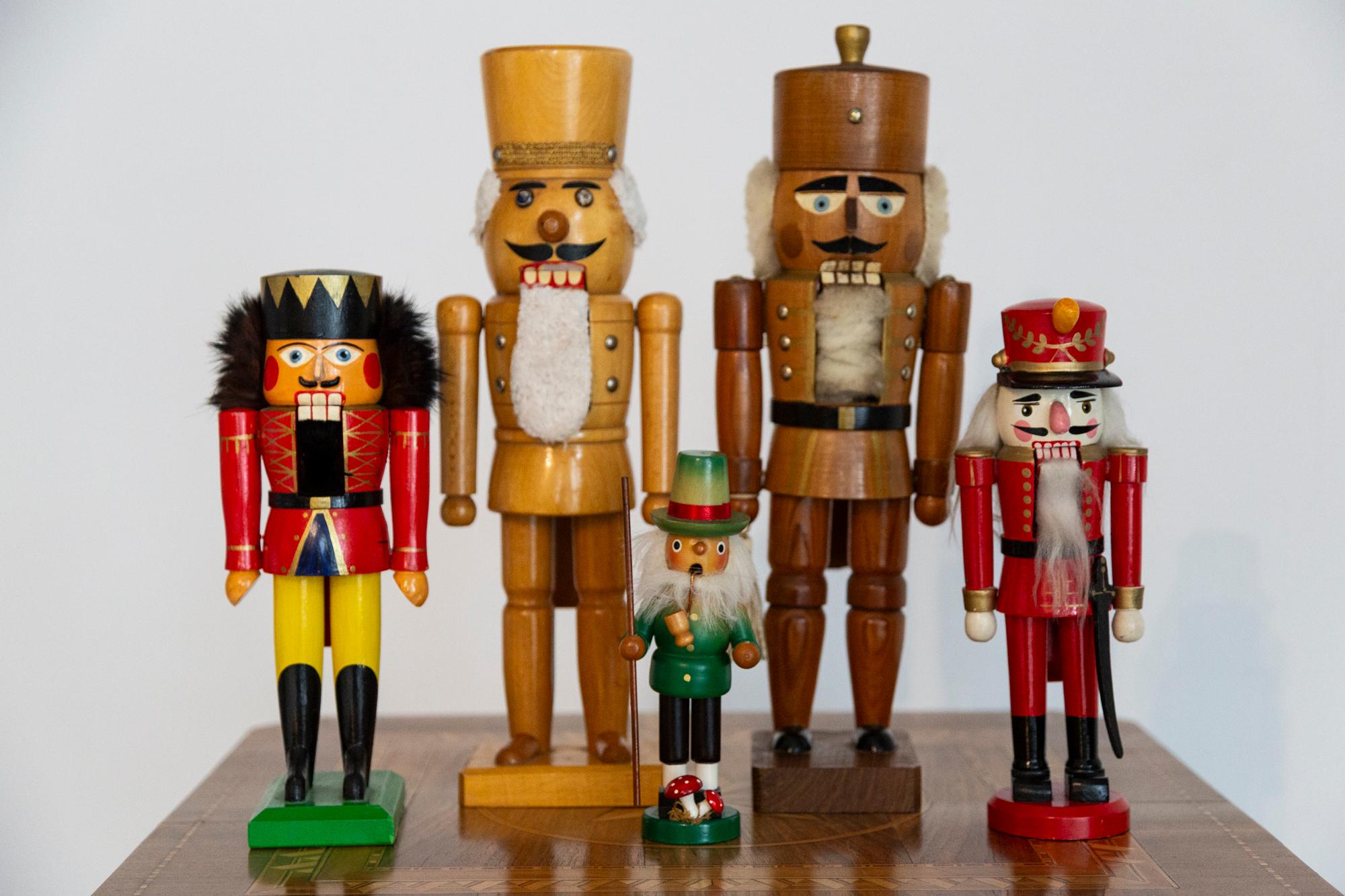 Hölzerne Nussknackerfigur aus dem Erzgebirge. Die Region Erzgebirge, ehemals Ostdeutschland, ist berühmt für diese besondere Art von Nussknackern, in denen kunstvolle Schnitzereien ihre Heimat gefunden haben. Vollständig handbemalt in Glanzlack und