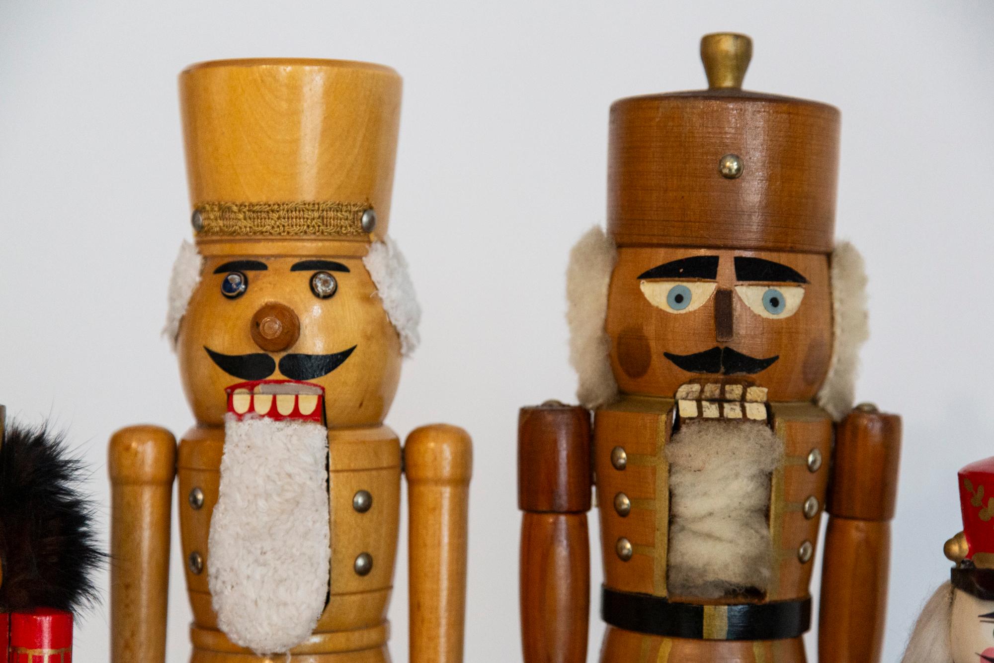 Hölzerne Nussknackerfigur aus dem Erzgebirge. Die Region Erzgebirge, ehemals Ostdeutschland, ist berühmt für diese besondere Art von Nussknackern, in denen kunstvolle Schnitzereien ihre Heimat gefunden haben. Vollständig handbemalt in Glanzlack und