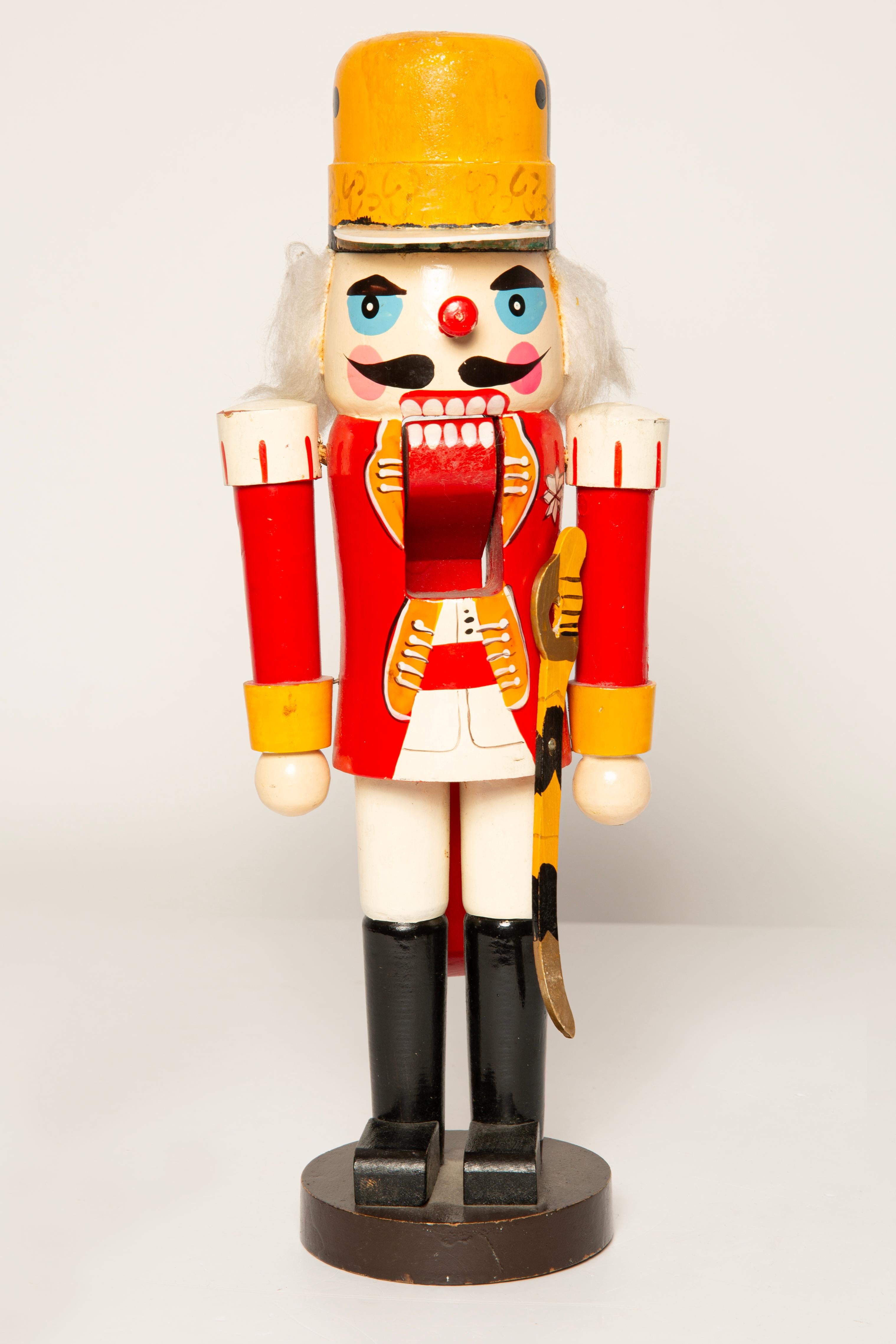 Hölzerne Nussknackerfigur aus dem Erzgebirge. Die Region Erzgebirge, ehemals Ostdeutschland, ist berühmt für diese besondere Art von Nussknackern, in denen kunstvolle Schnitzereien ihre Heimat gefunden haben. Vollständig handbemalt in Glanzlack und