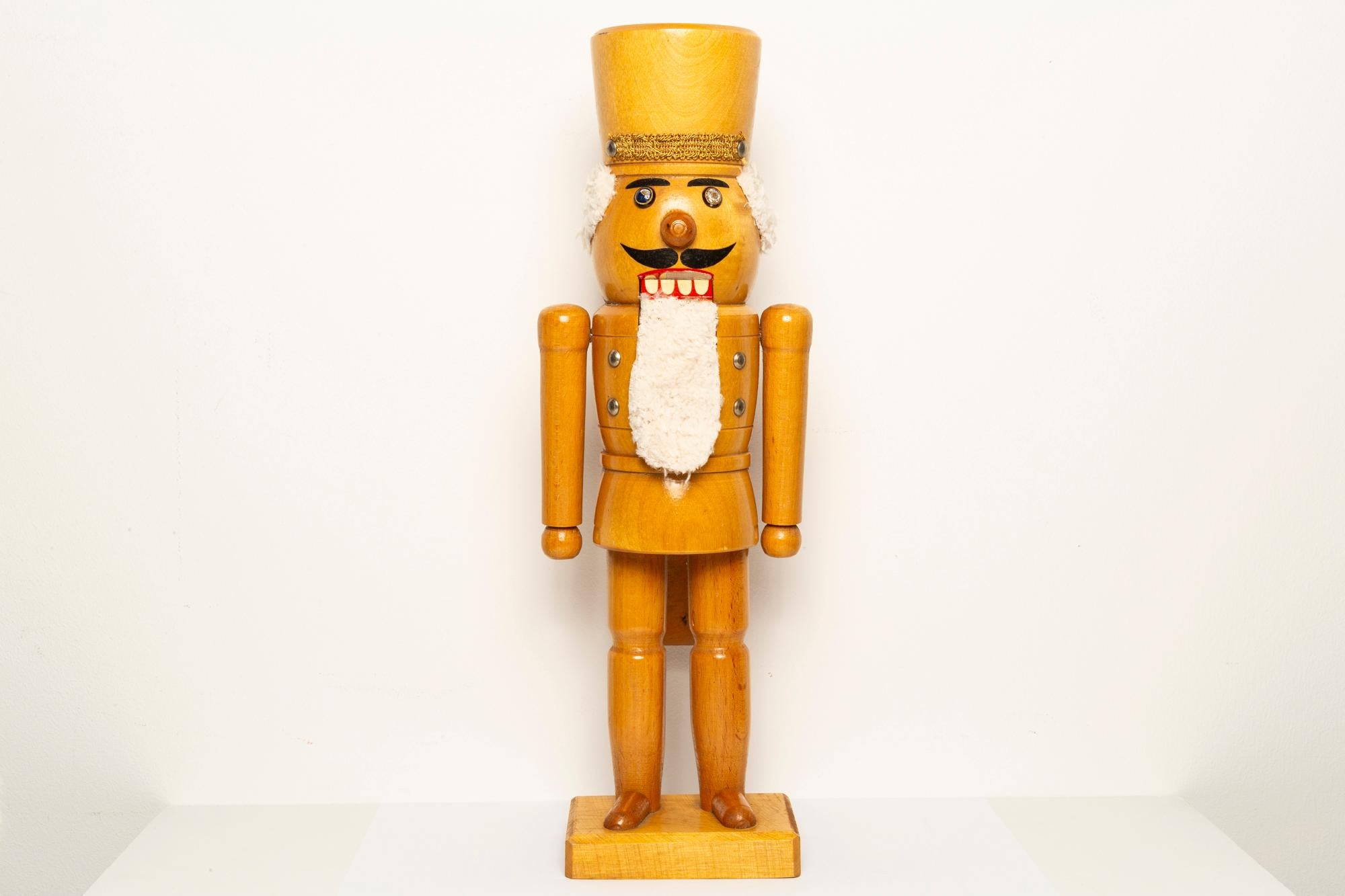 Vintage Christmas Big Nutcracker, Holz, Erzgebirge, Deutschland, 1970 (Handbemalt) im Angebot