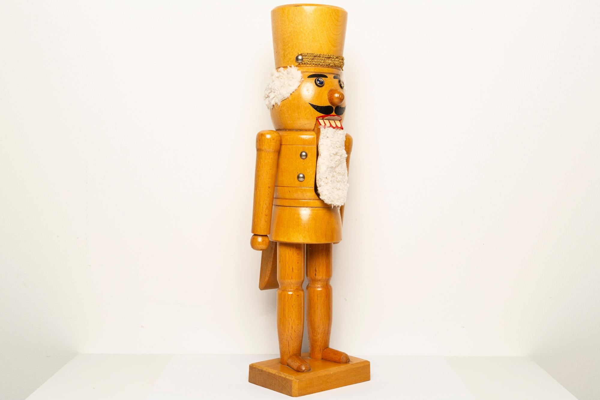 Vintage Christmas Big Nutcracker, Holz, Erzgebirge, Deutschland, 1970 im Zustand „Gut“ im Angebot in 05-080 Hornowek, PL
