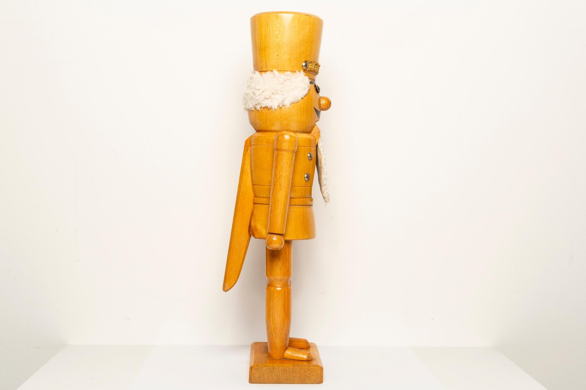 Vintage Christmas Big Nutcracker, Holz, Erzgebirge, Deutschland, 1970 (20. Jahrhundert) im Angebot