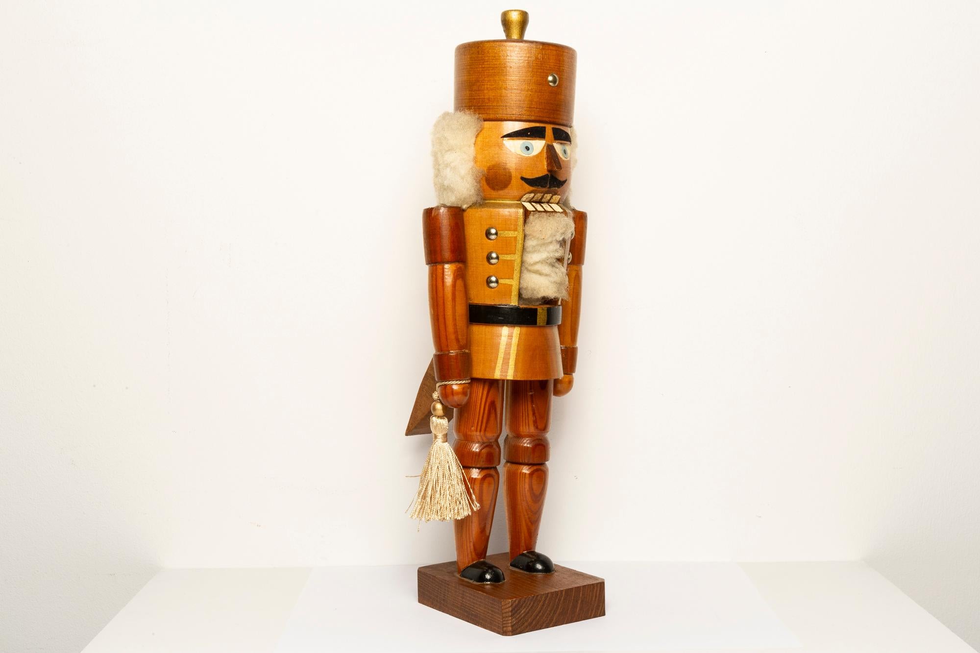 Vintage Christmas Big Nutcracker, Holz, Erzgebirge, Deutschland, 1970 im Angebot 1