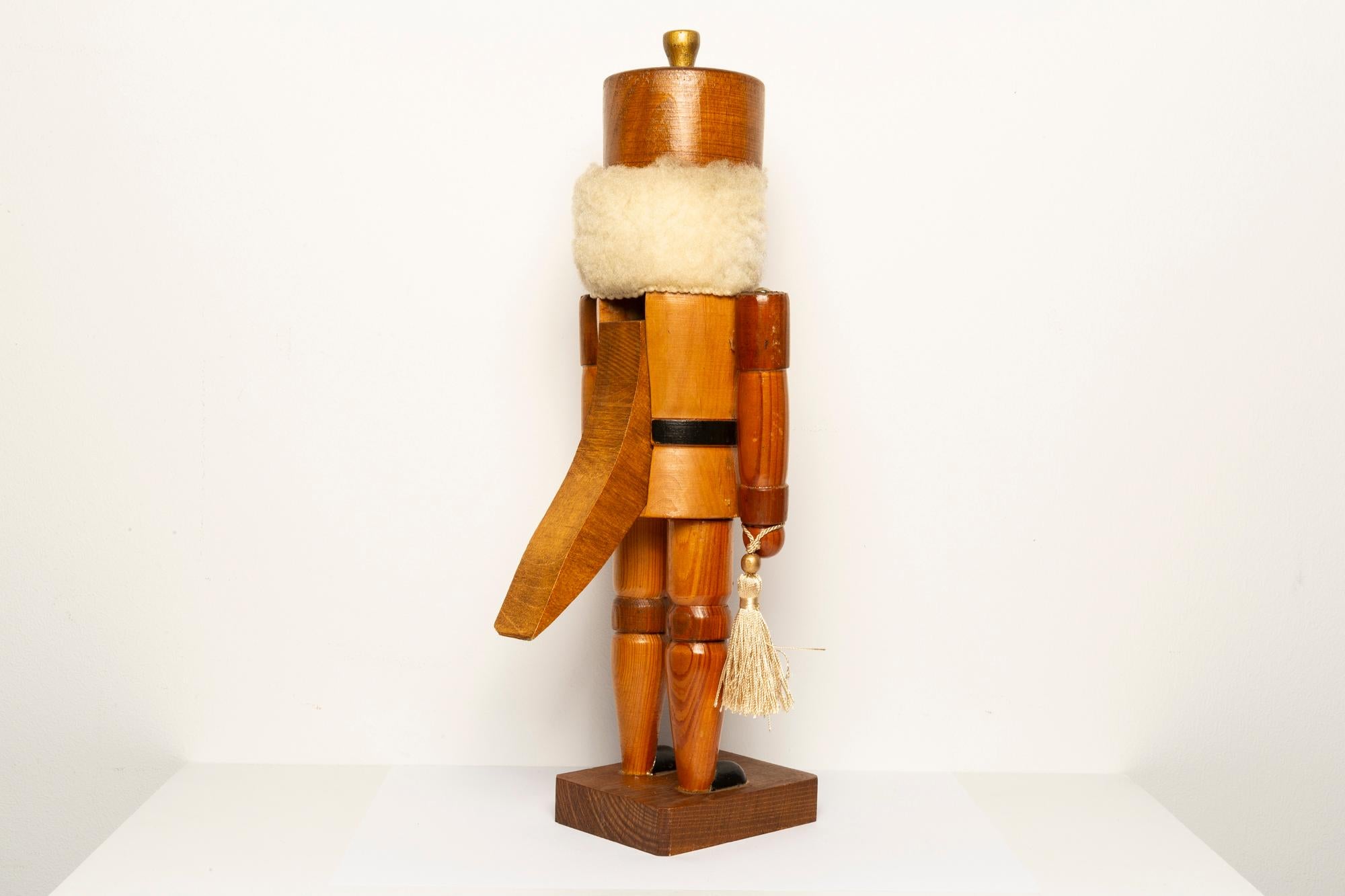 Vintage Christmas Big Nutcracker, Holz, Erzgebirge, Deutschland, 1970 im Angebot 3