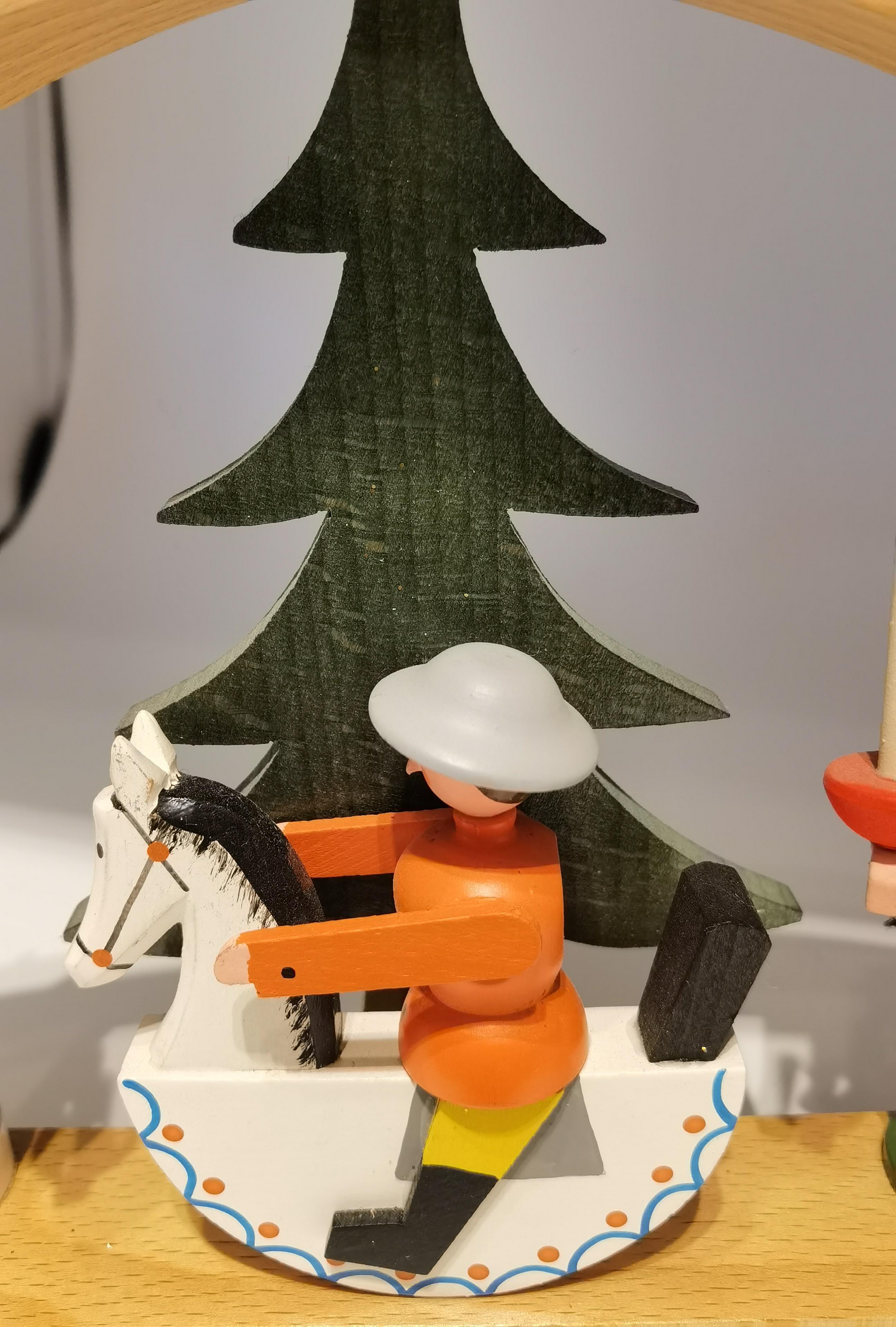 Portavelas navideño vintage hecho y pintado a mano en madera. Decorado con tres figuras diferentes, todas de madera y pintadas a mano. El candelabro hecho a mano y las figuras se fabrican en la zona de los Erzgebirge, en la antigua Alemania