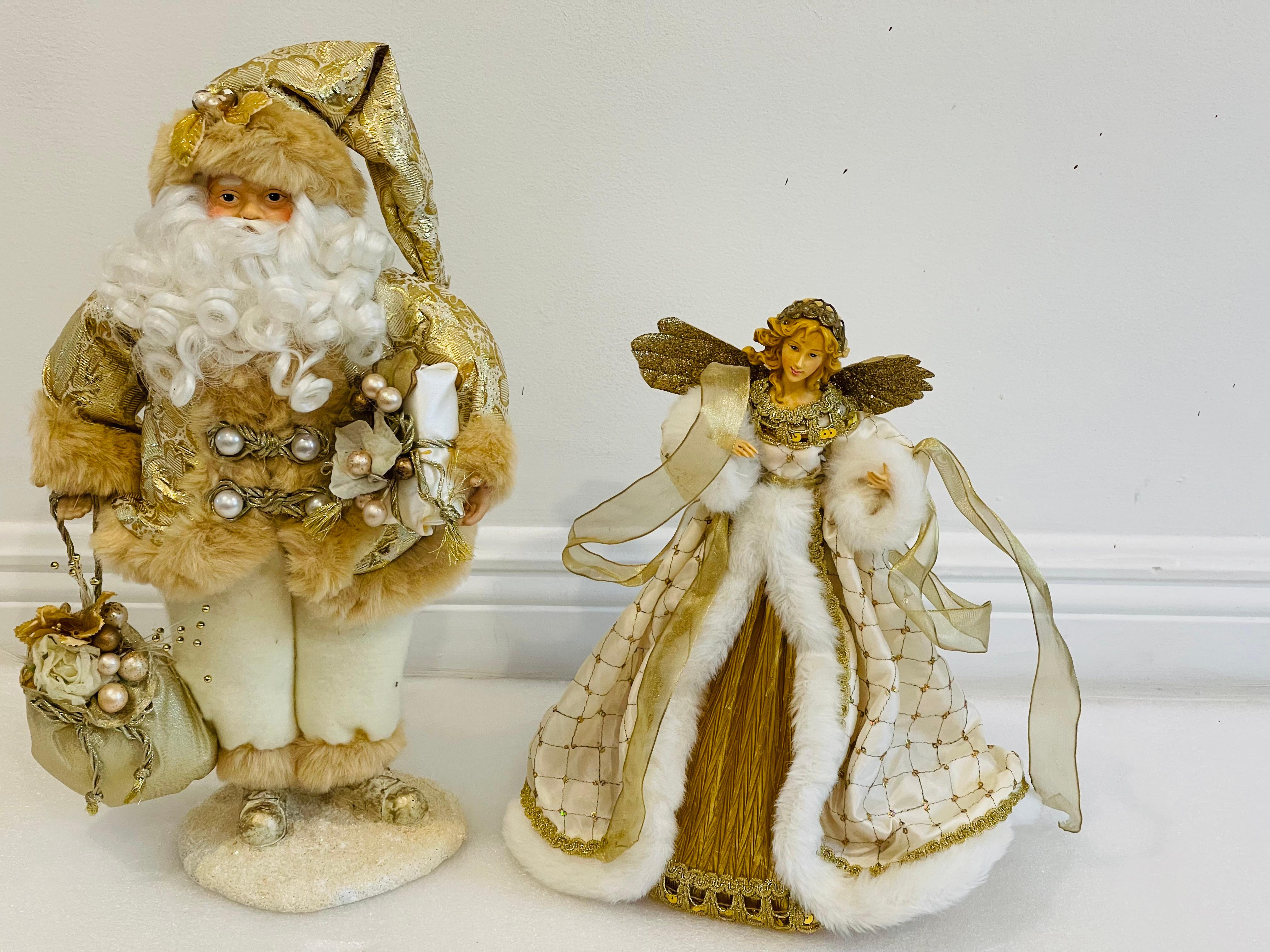 Favolose decorazioni natalizie con Babbo Natale e Angelo in cima all'albero in oro bianco, con finiture dorate e pelliccia sintetica. 