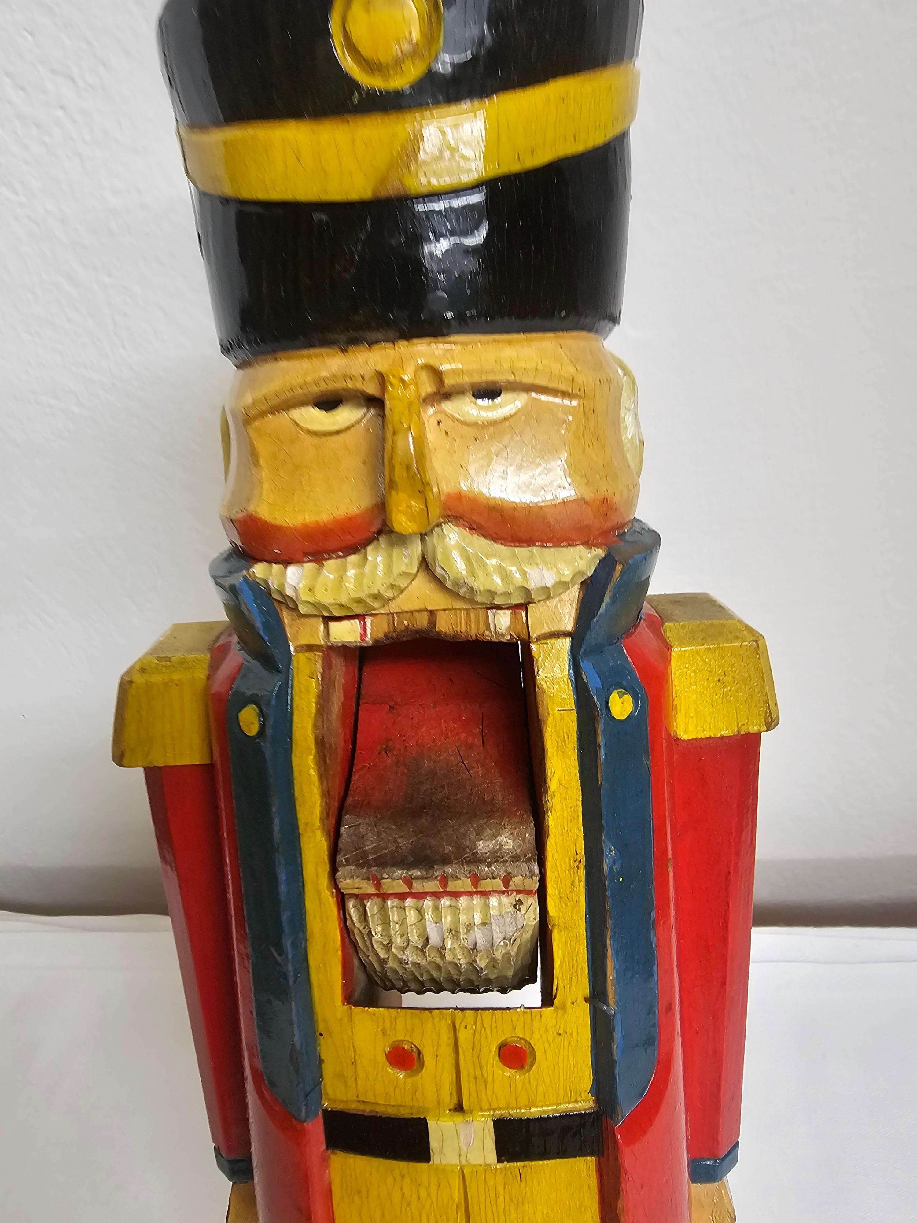 Figurine de casse-noisette en bois vintage provenant de l'Erzgebirge. La région d'Erzgebirge, anciennement en Allemagne de l'Est, est célèbre pour ce type particulier de casse-noix, qui a été sculpté avec minutie. Entièrement peint à la main en