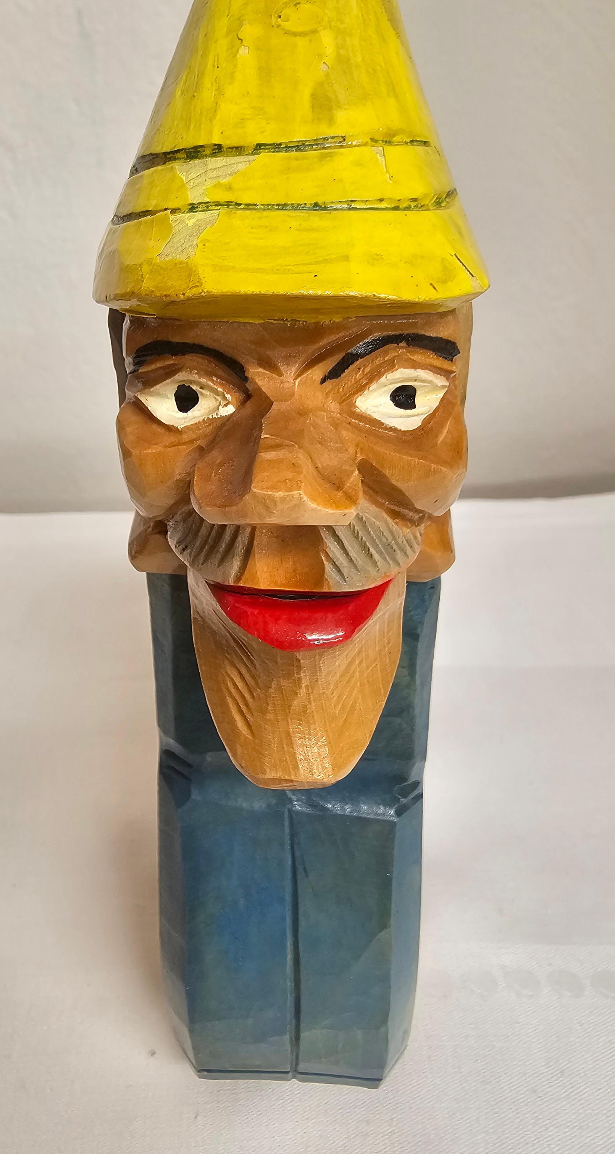 Figurine de casse-noisette en bois vintage provenant de l'Erzgebirge. La région d'Erzgebirge, anciennement en Allemagne de l'Est, est célèbre pour ce type particulier de casse-noix, qui a été sculpté avec minutie. Entièrement peint à la main en bleu
