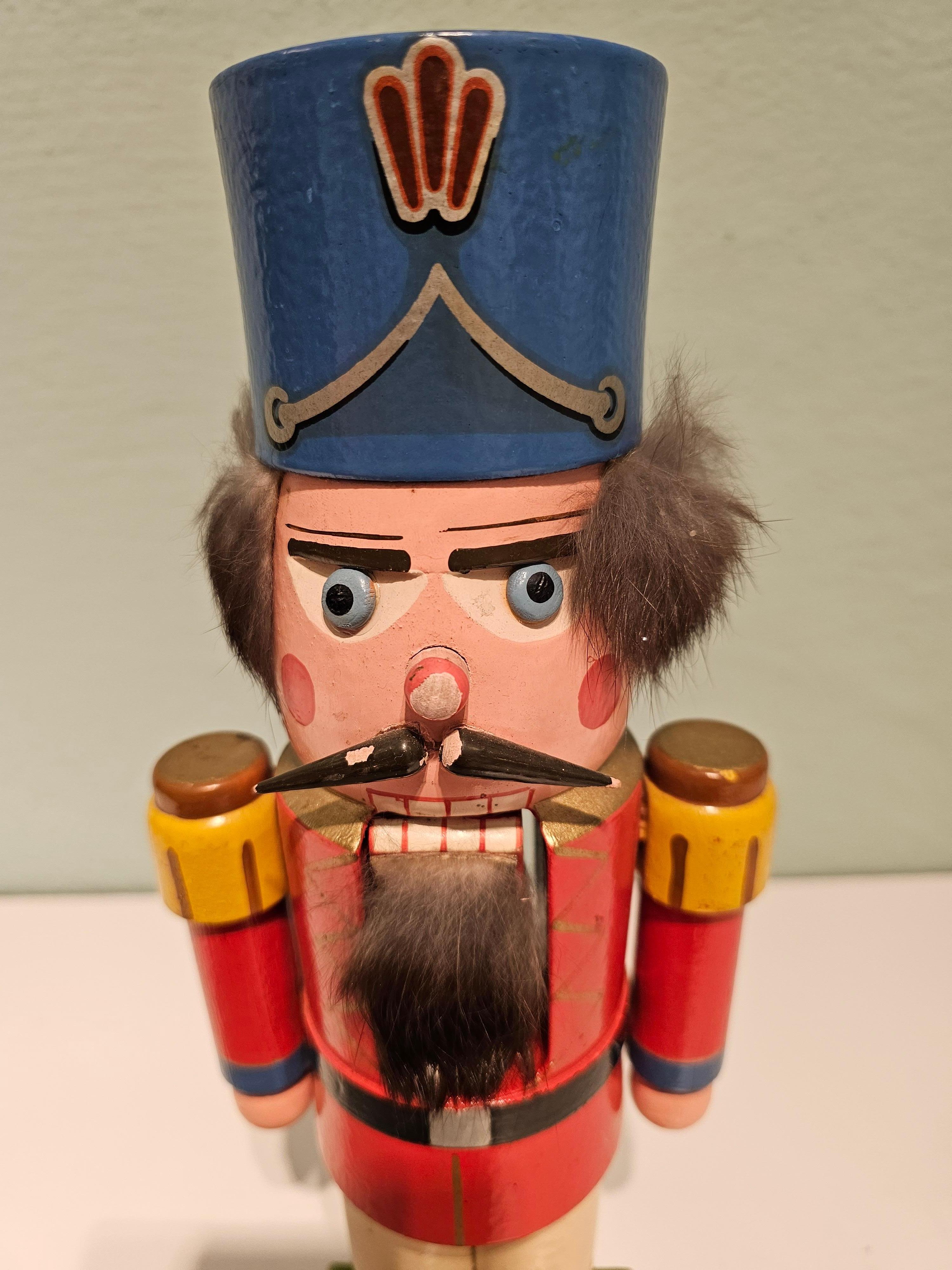 Vintage Weihnachts-Aktkratzer-Figur aus Holz Erzgebirge Deutschland (Volkskunst) im Angebot