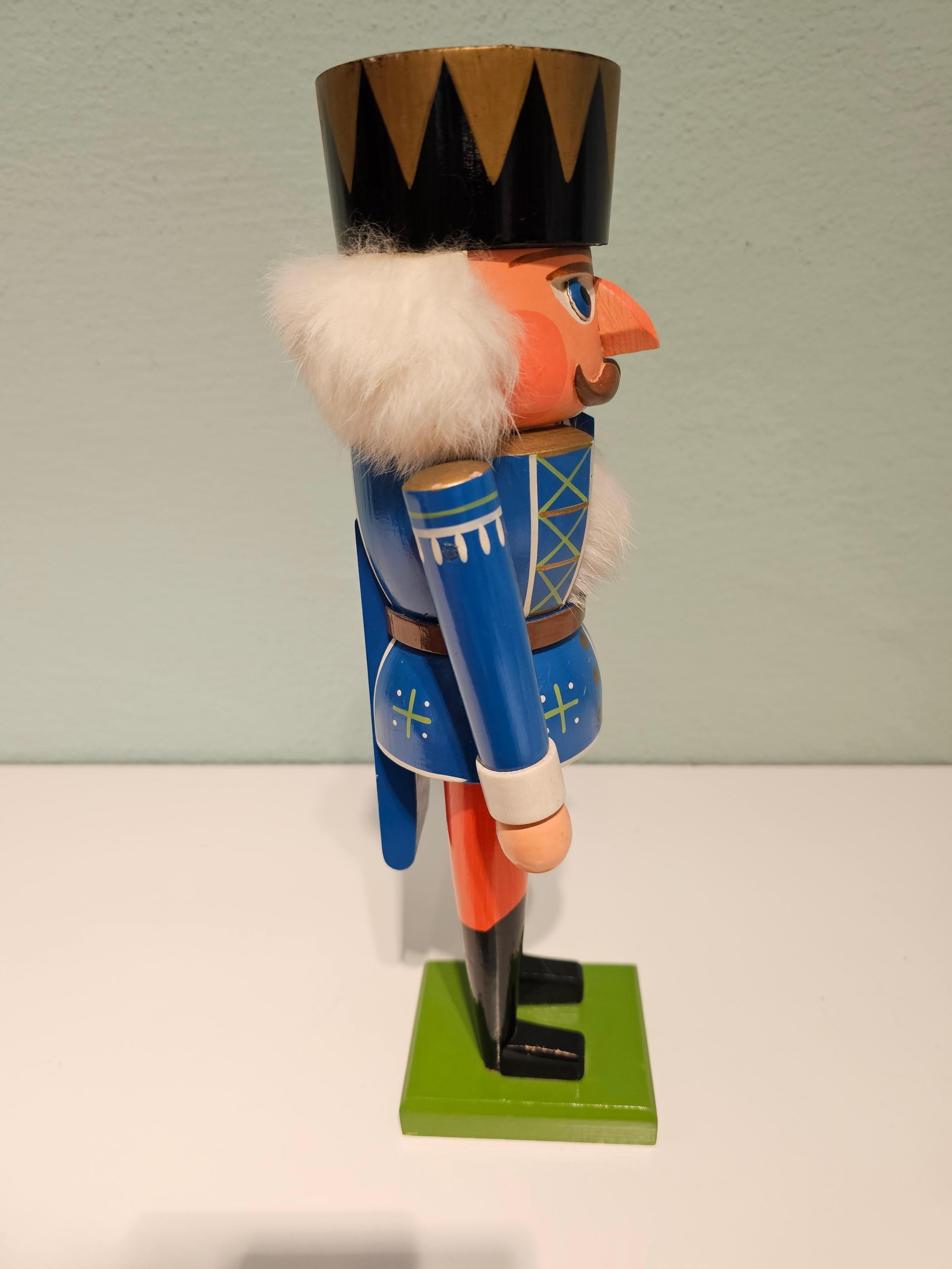 Vintage Weihnachts-Aktkratzer-Figur aus Holz Erzgebirge Deutschland (Arts and Crafts) im Angebot
