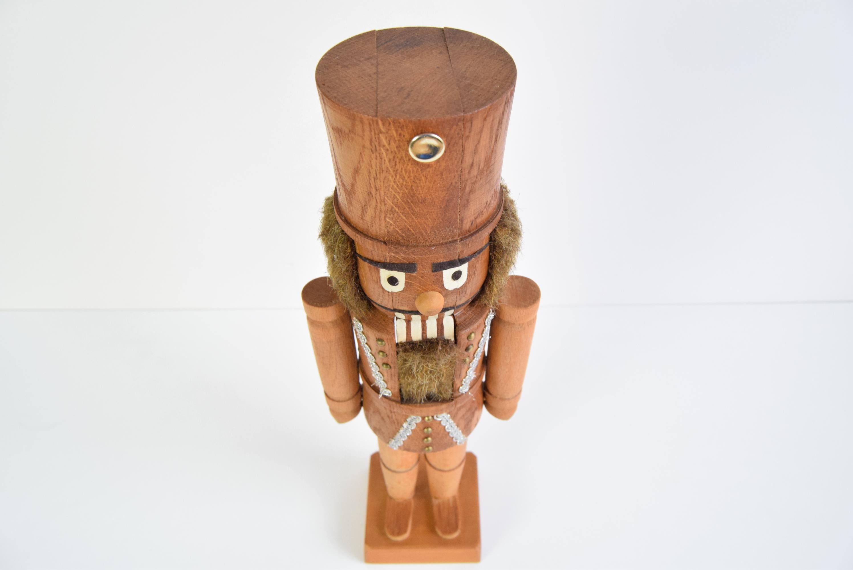 
Vintage-Nussknackerfigur aus Holz aus dem Erzgebirge.
Das Erzgebirge, früher Ostdeutschland, ist berühmt für diese besondere Art von Nussknackern,
wo ihr Zuhause ein besonderer Ort der Freude ist.
Aus Holz, verziert mit echtem Fell. 
Schöne
